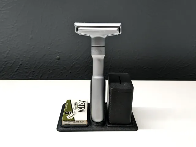 Safety razor stand with blade storage