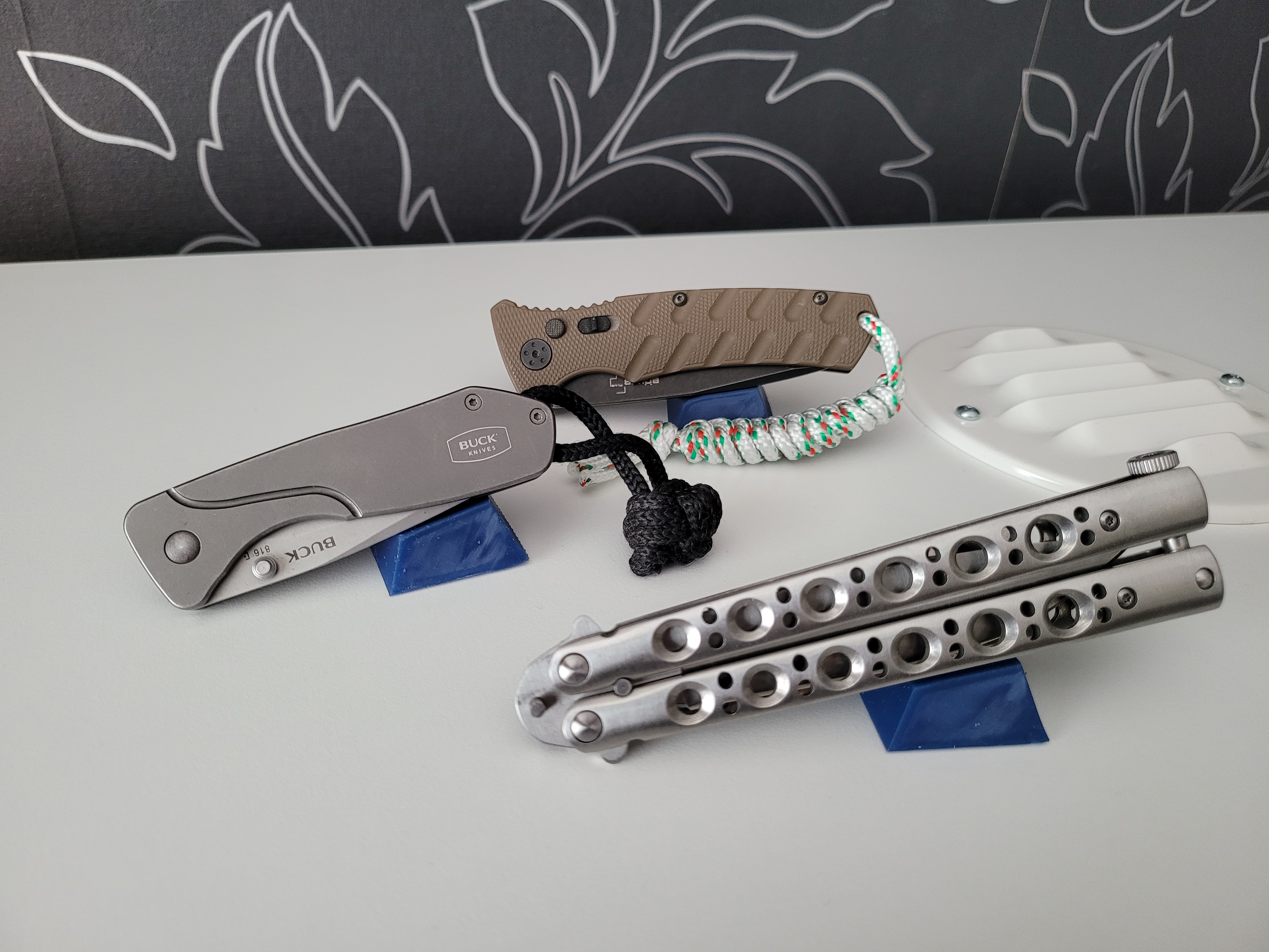 Simple knife display stand