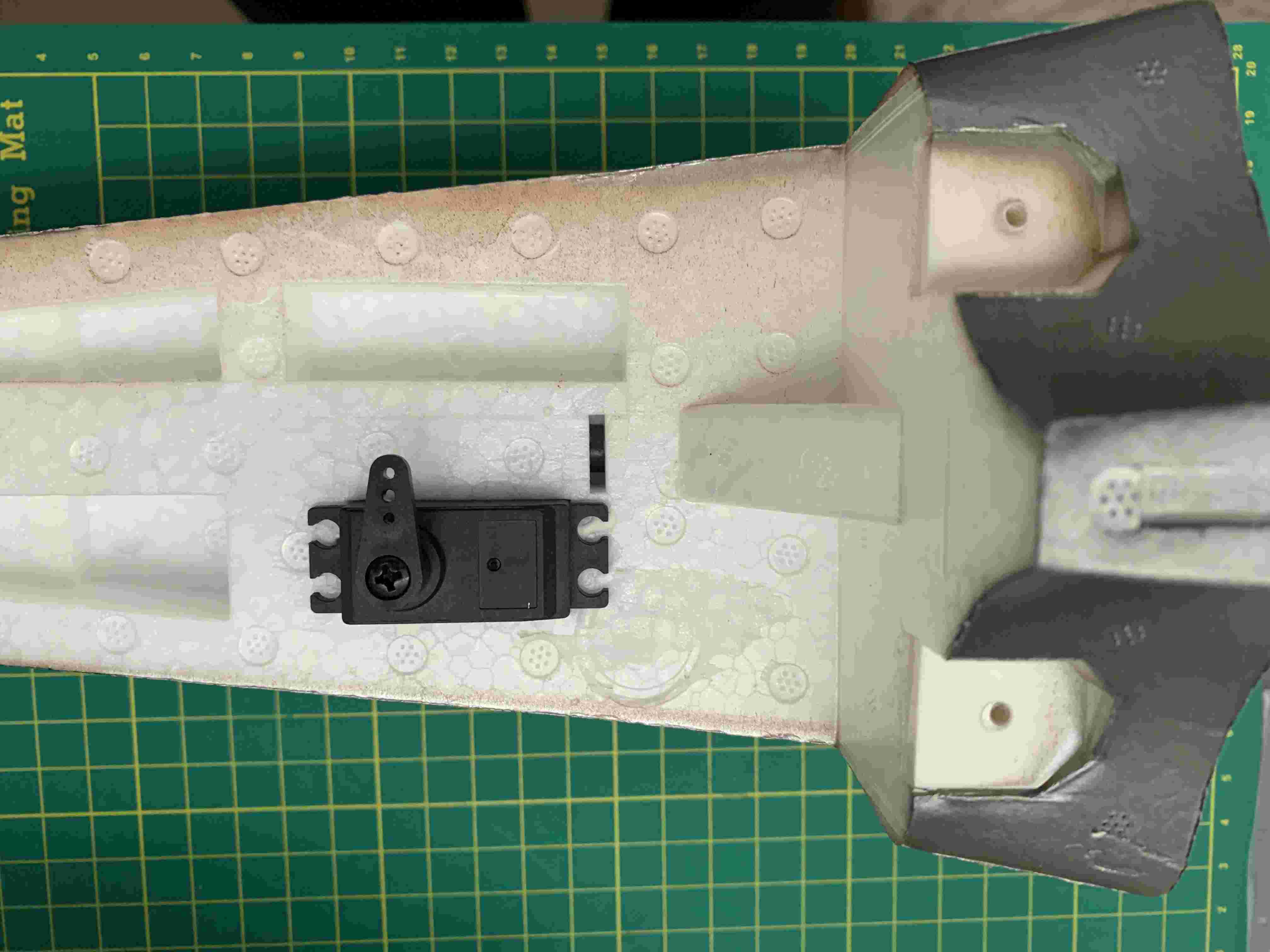 Freewing F4-Phantom elevator servo reinforcement by 3D_Holger