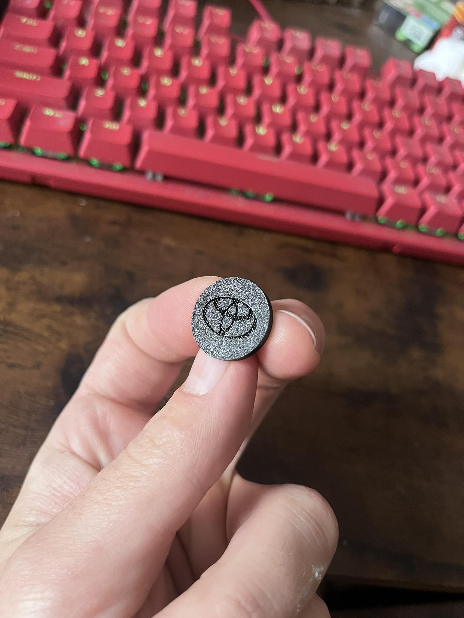 Toyota Avensis (T25) - Motor cover clip with logo