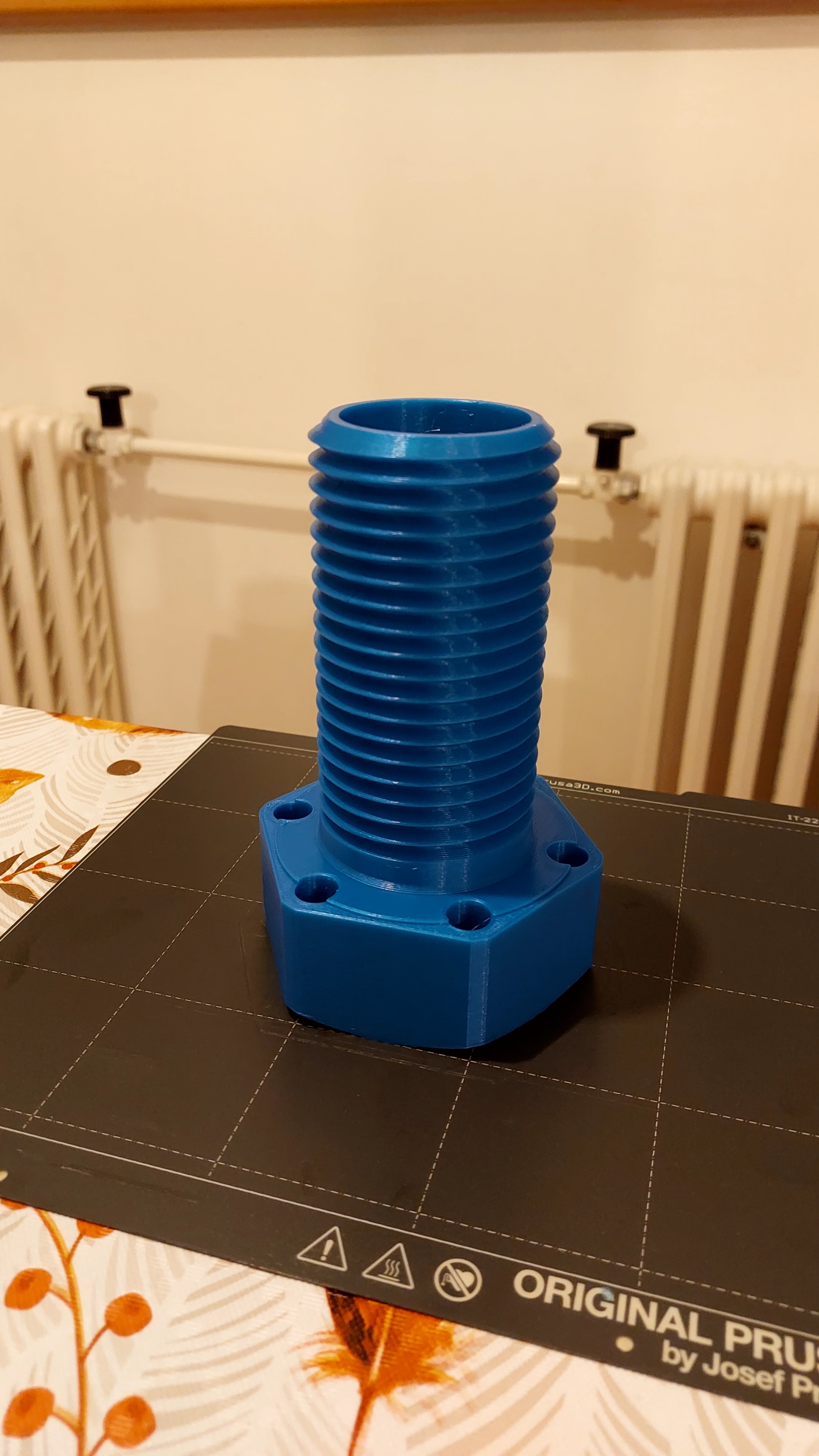Bolt shaped pencil holder/Držák na tužky ve tvaru šroubu