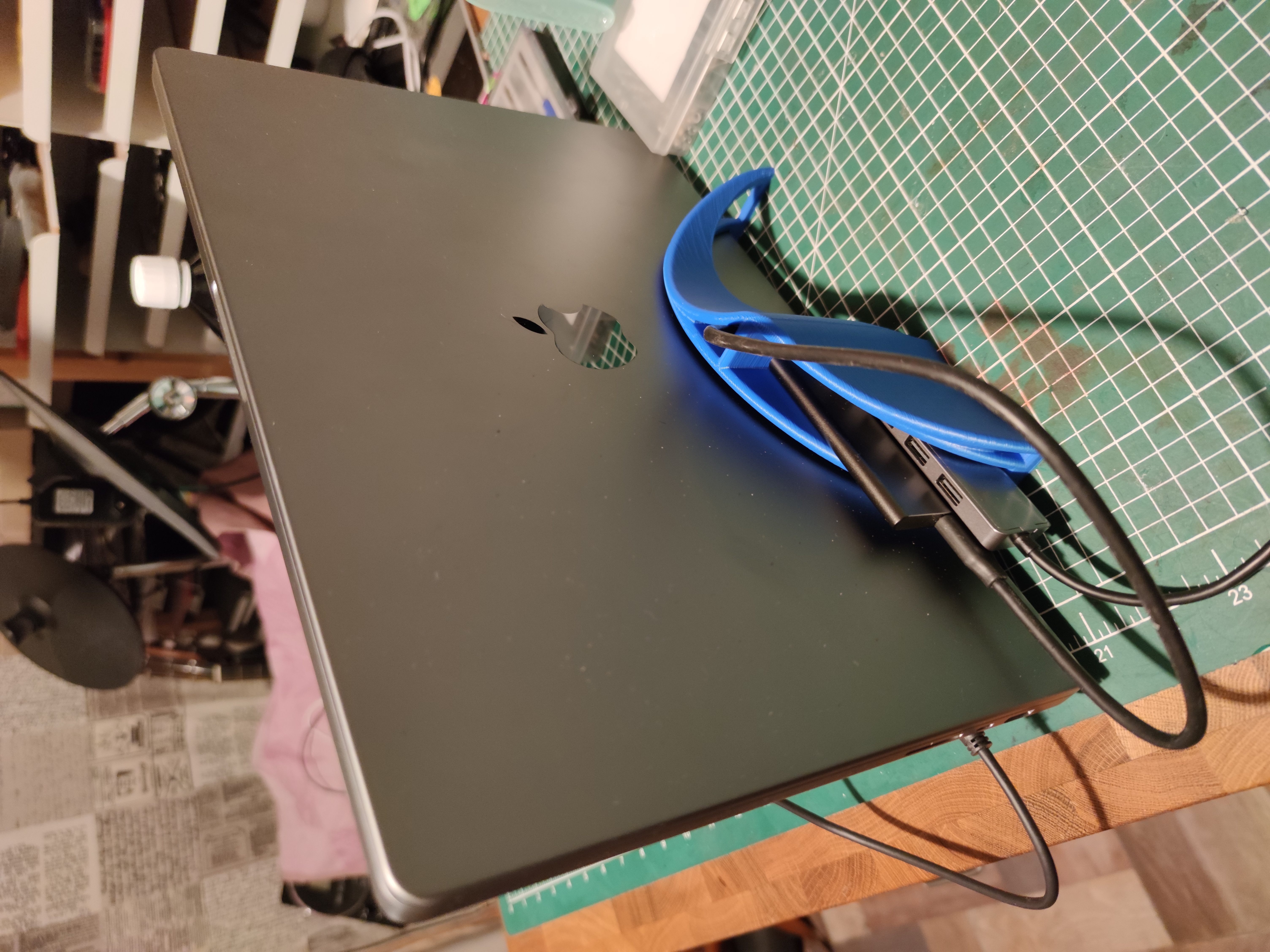 Vertical Stand for MacBook Pro 16" (2021)