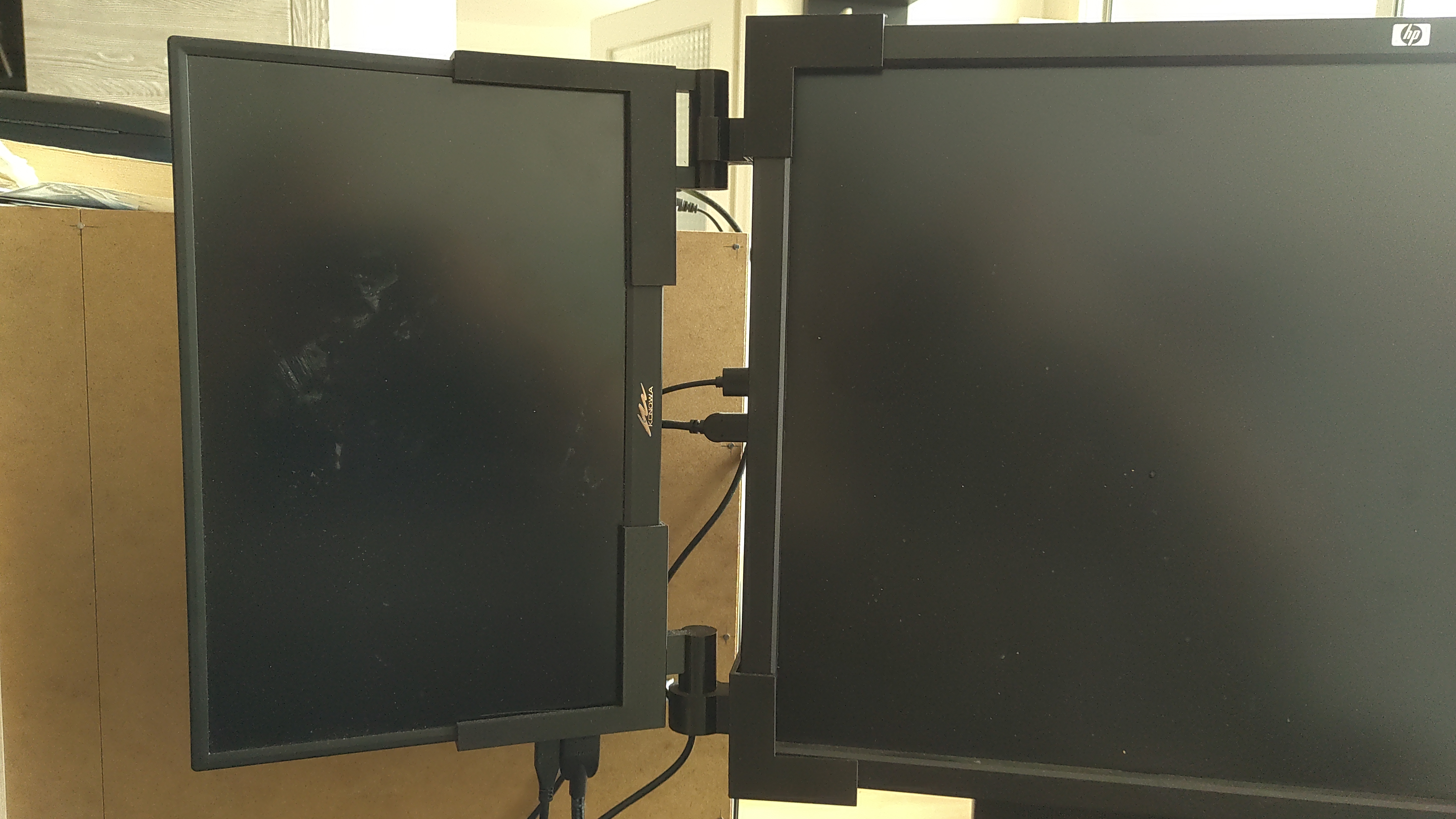 Display to display mount