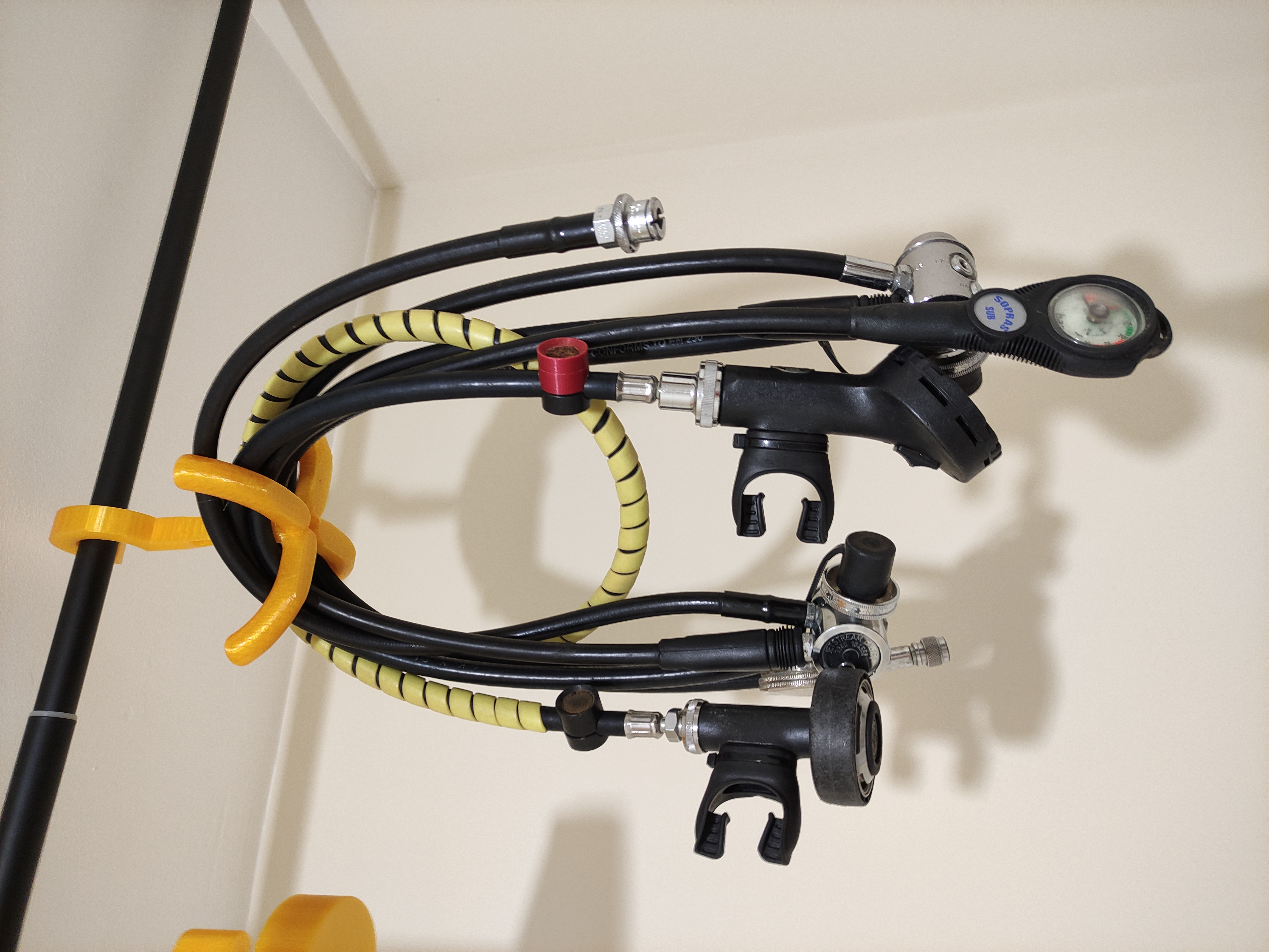 Scuba regulator hanger