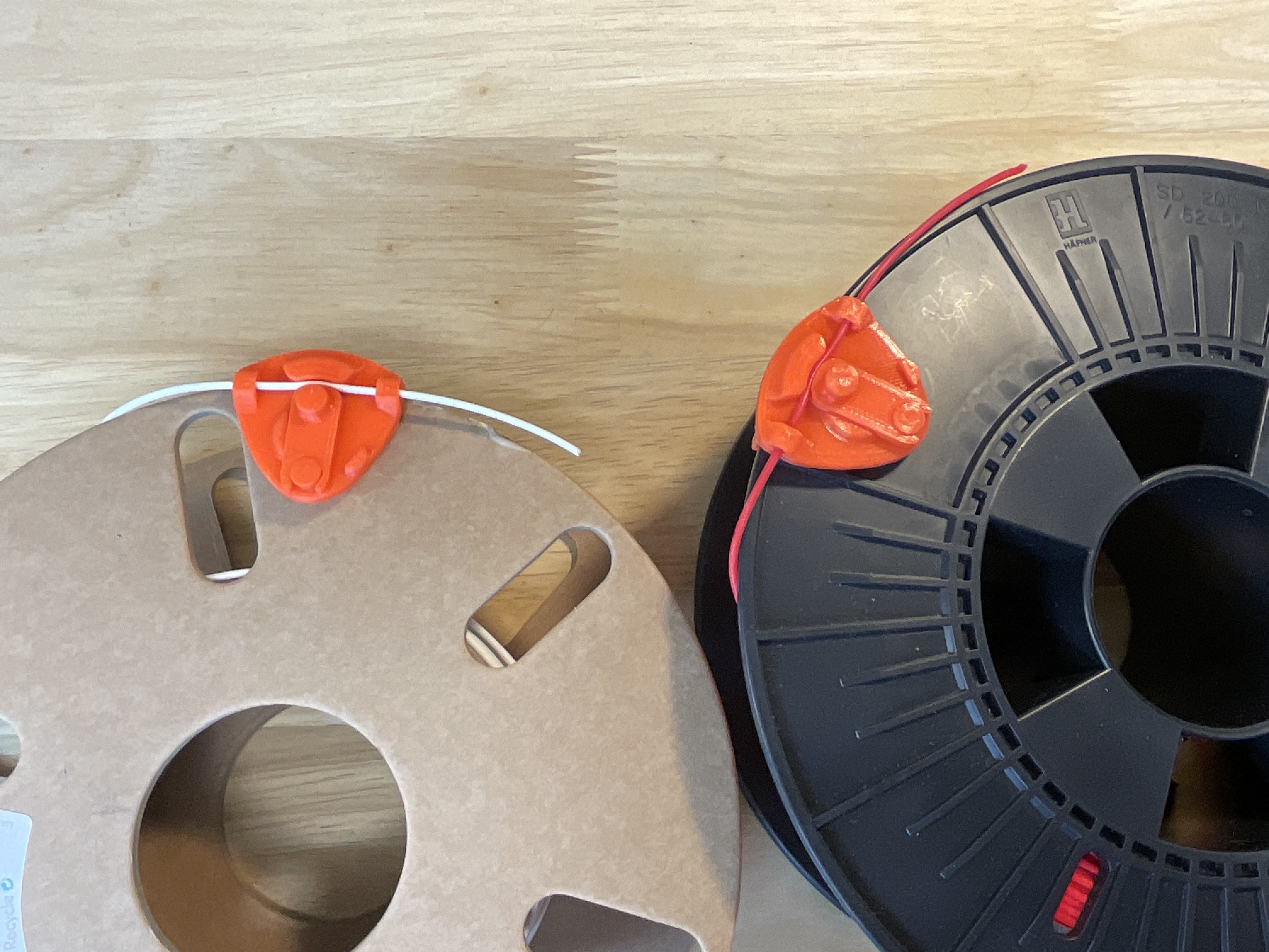 Filamentclip with locking mechanism to stay on the spool even when printing