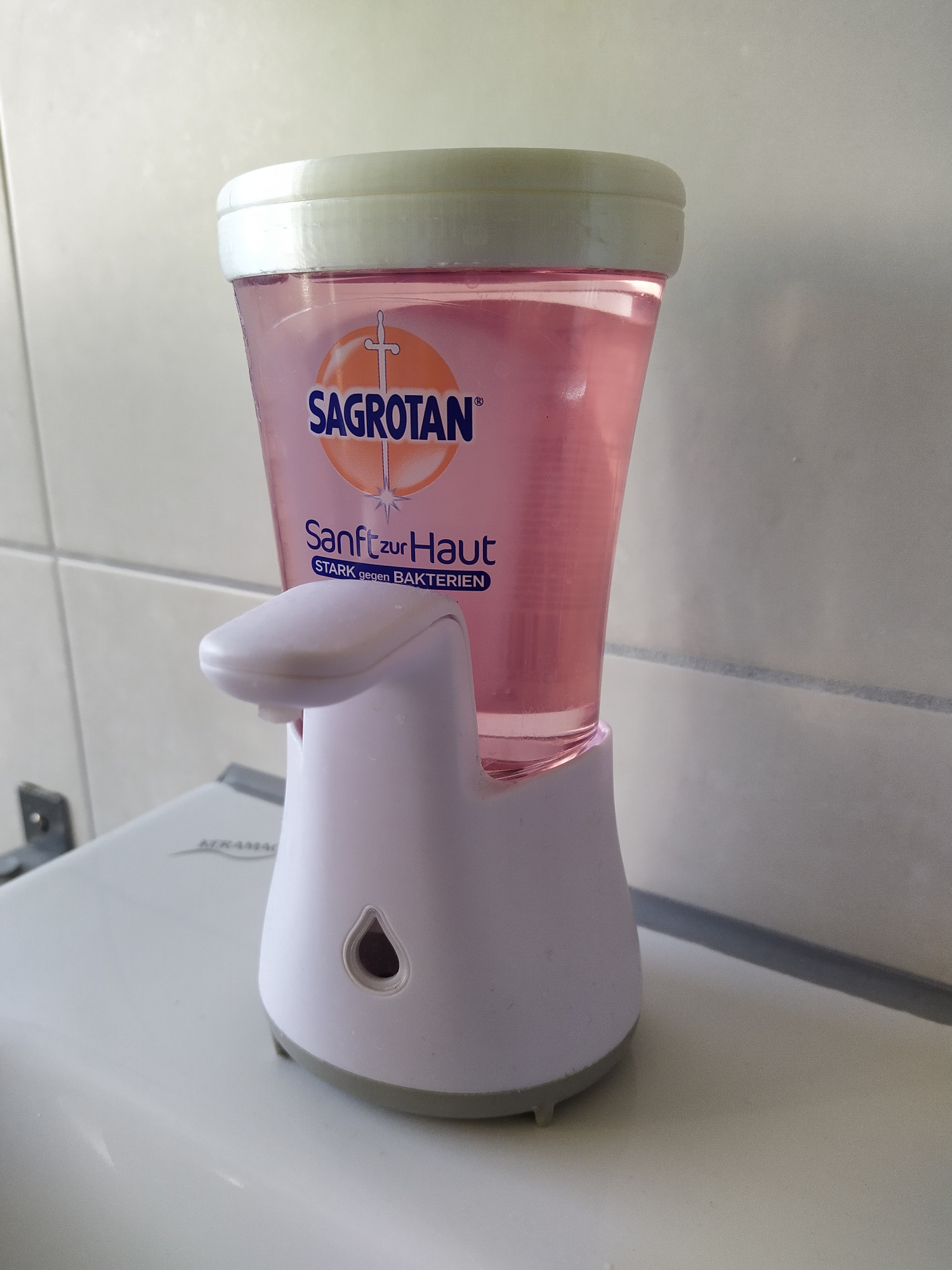 Soap dispenser magnetic refill lid
