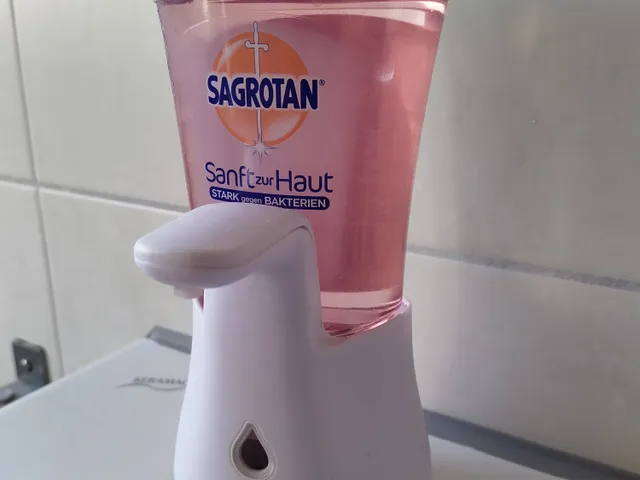 Soap dispenser magnetic refill lid v2