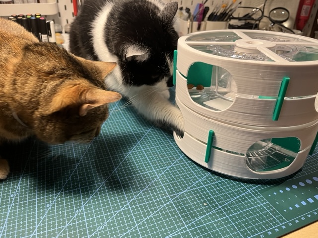 Playful slow-feeding cat feeder - spools recycling - no supports