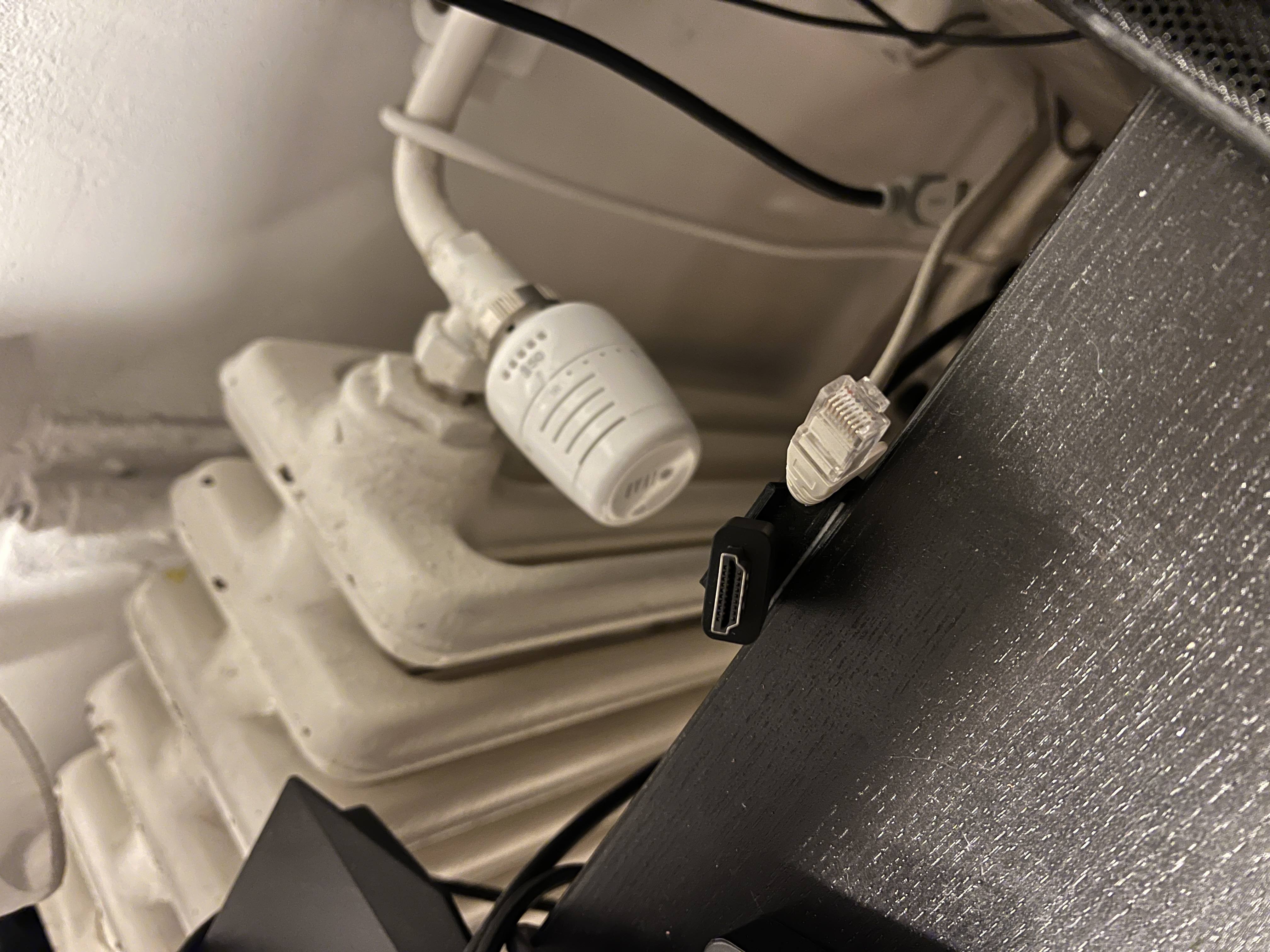 HDMI, Ethernet cable holder