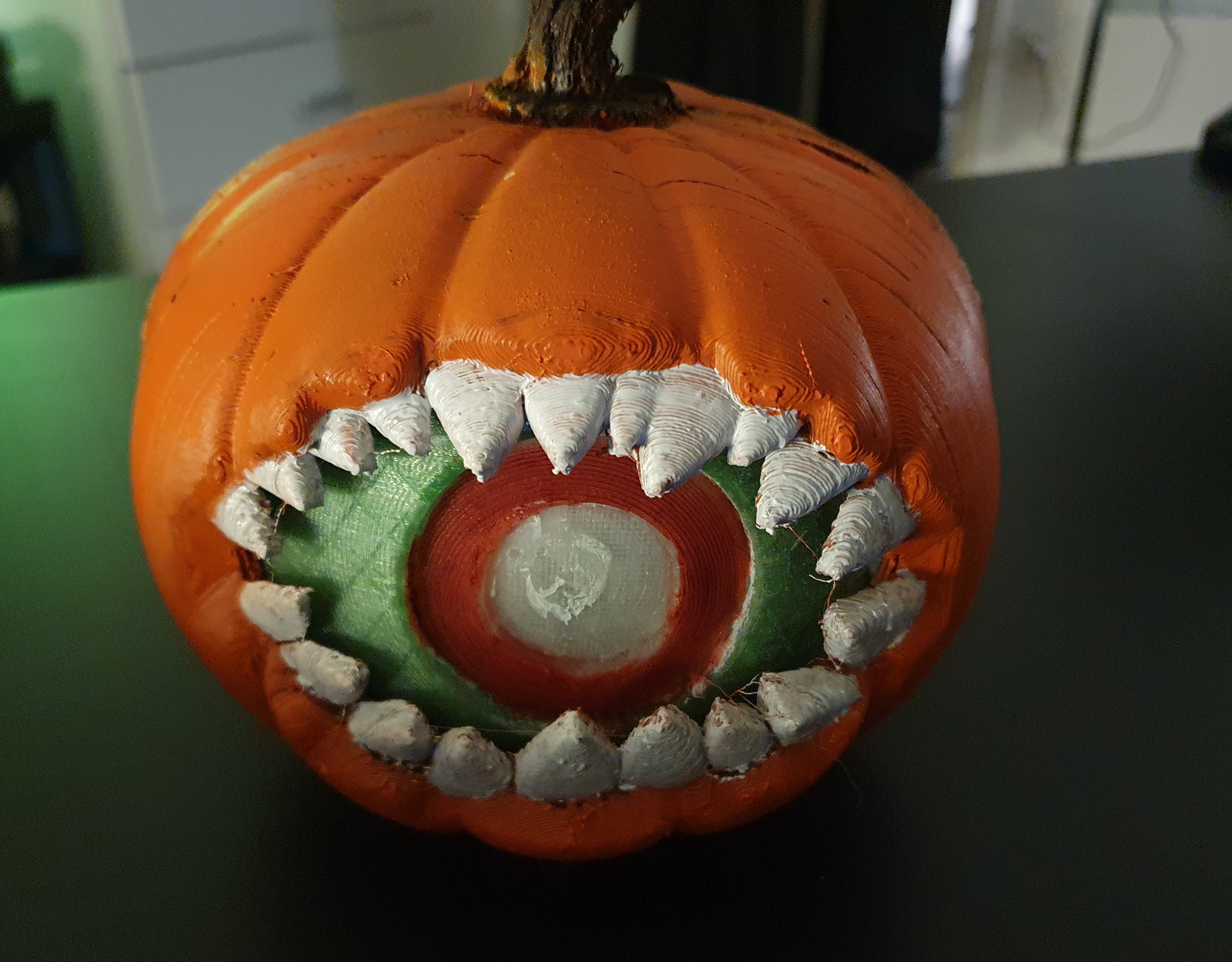 Spooky toothed pumpkin lamp