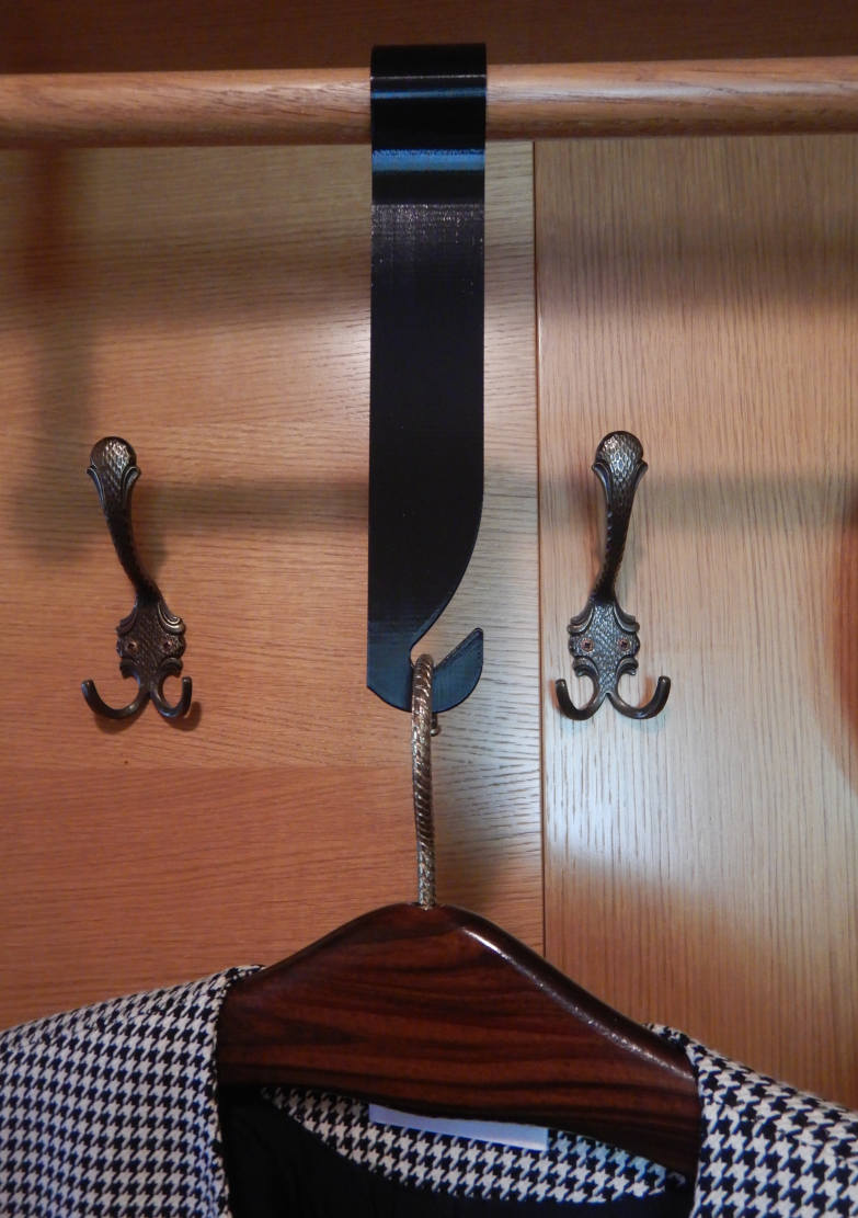Kleiderbügel tiefer hängen Garderobe; Hang clothes hangers lower in the wardrobe;