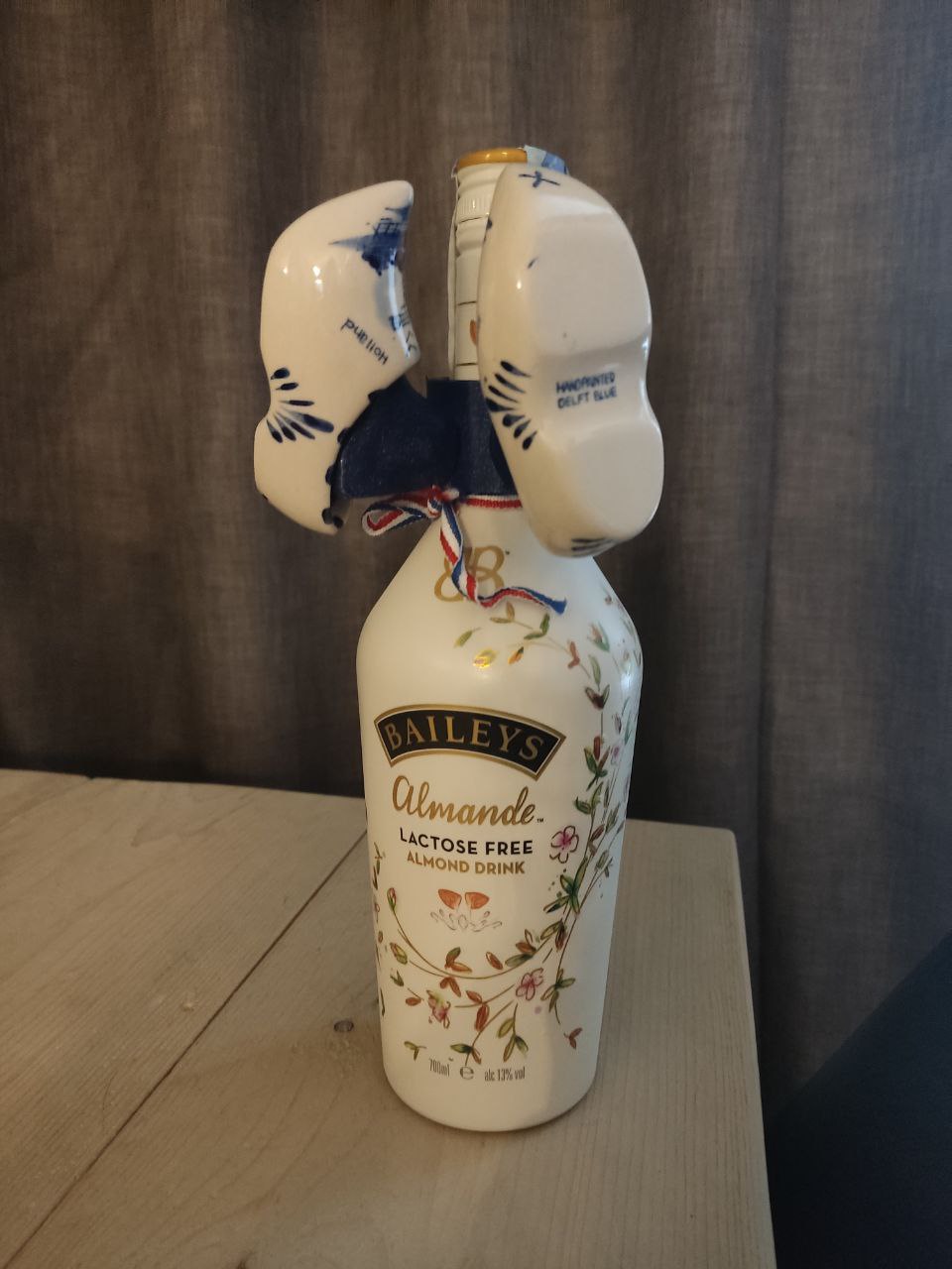 Baileys shoe glasses holder