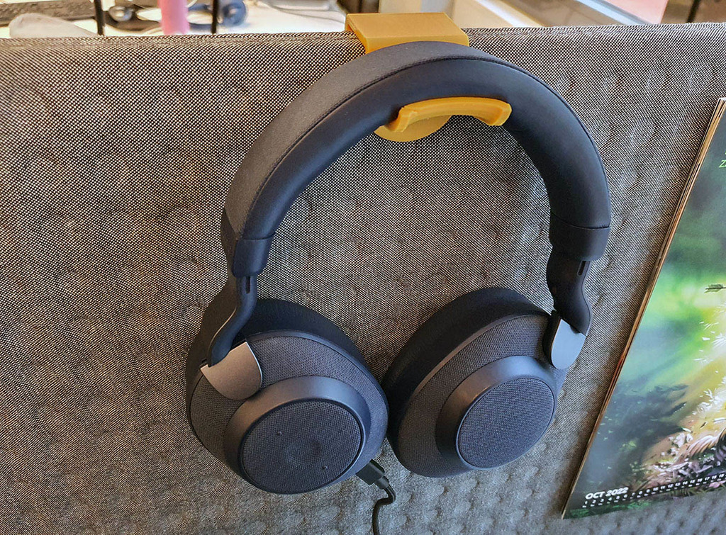 Headphone hanger for office partition wall
