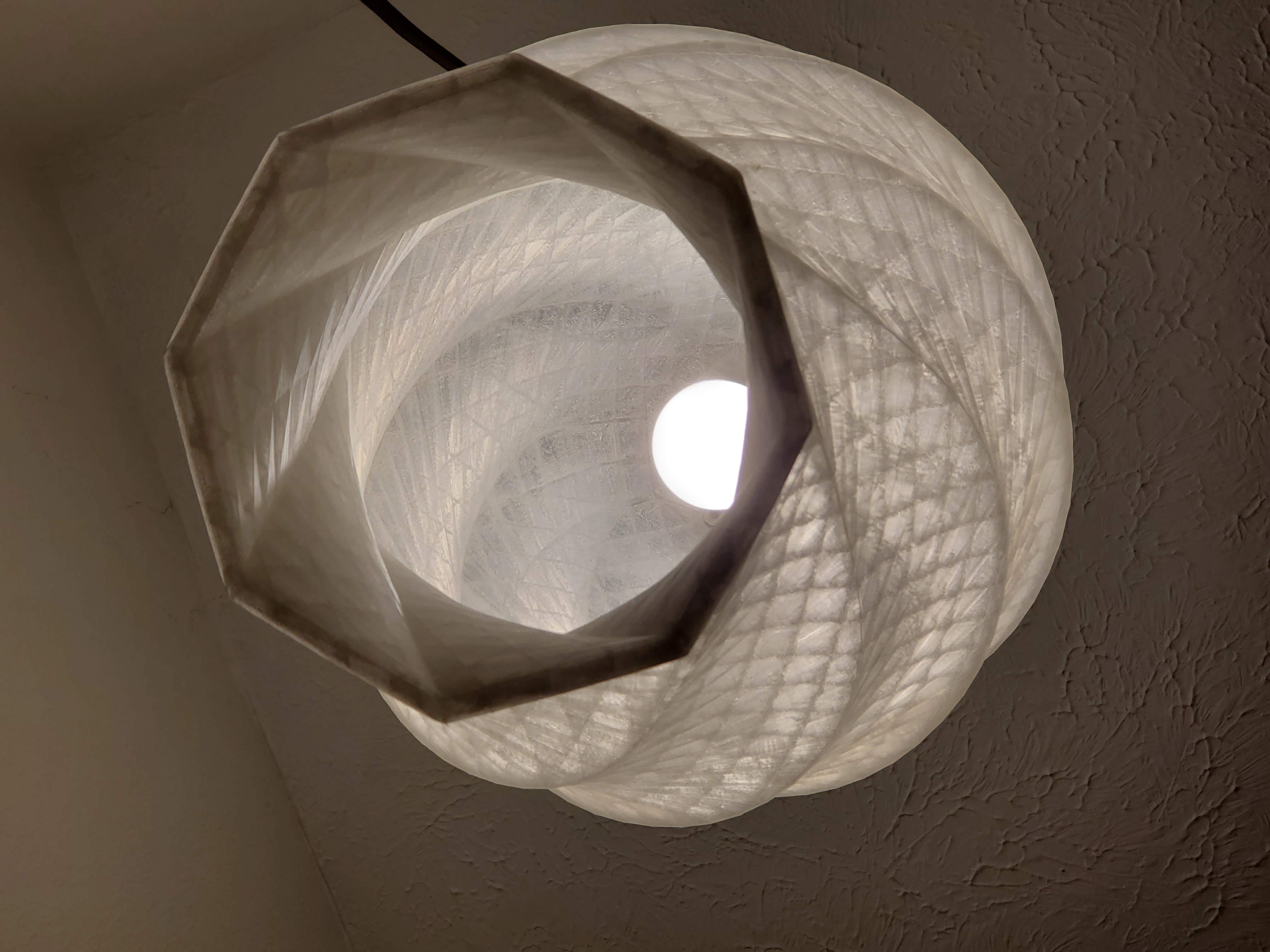 Spiral lampshade for hemma