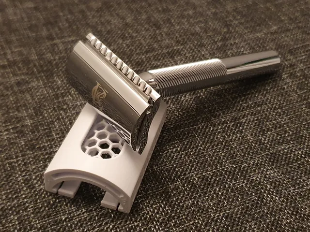 Moustache safety razor cap