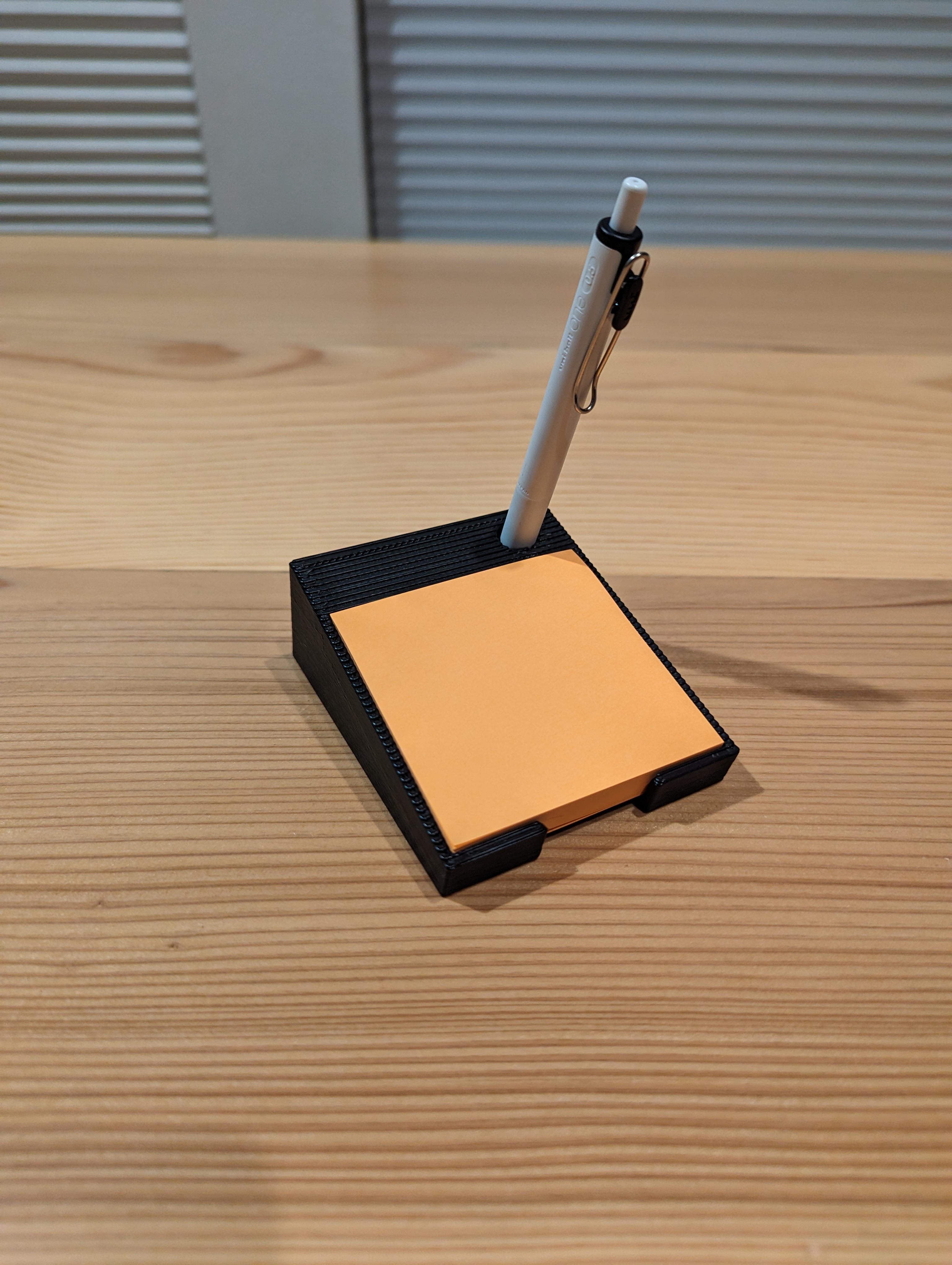 Post-it memo and pen stand 15° tilt