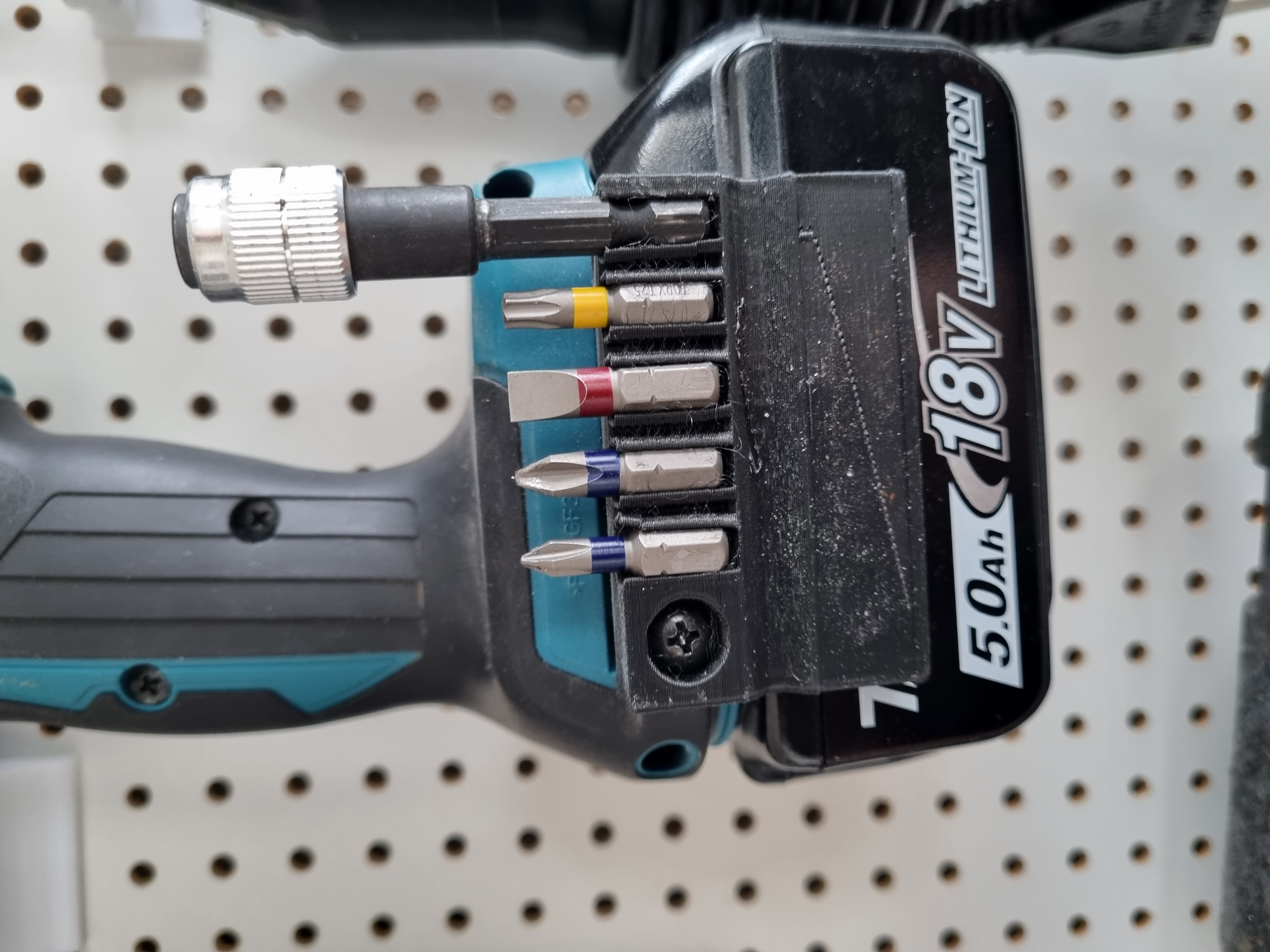 Makita bit holder with magnets