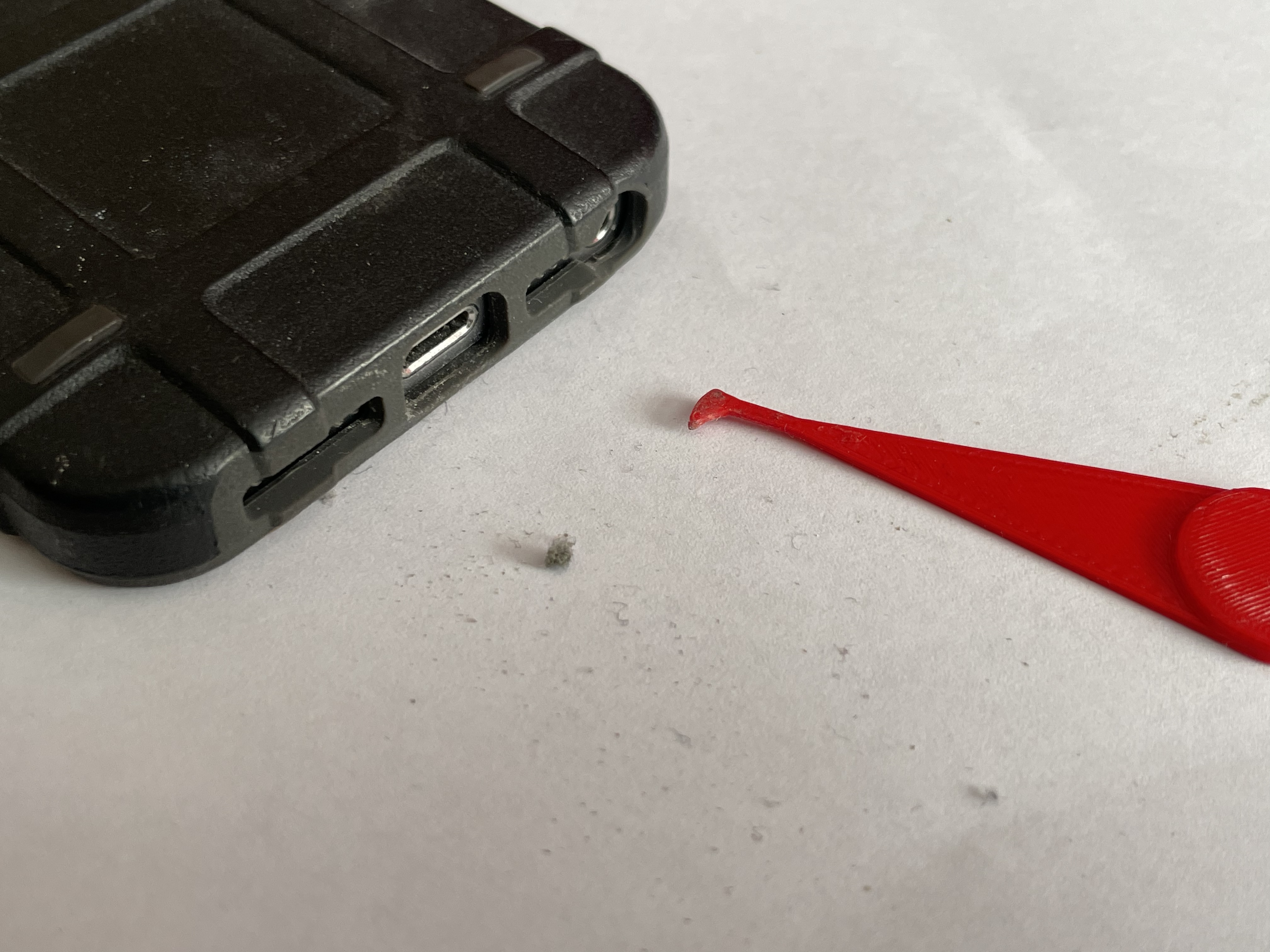 Lightning port cleaning tool