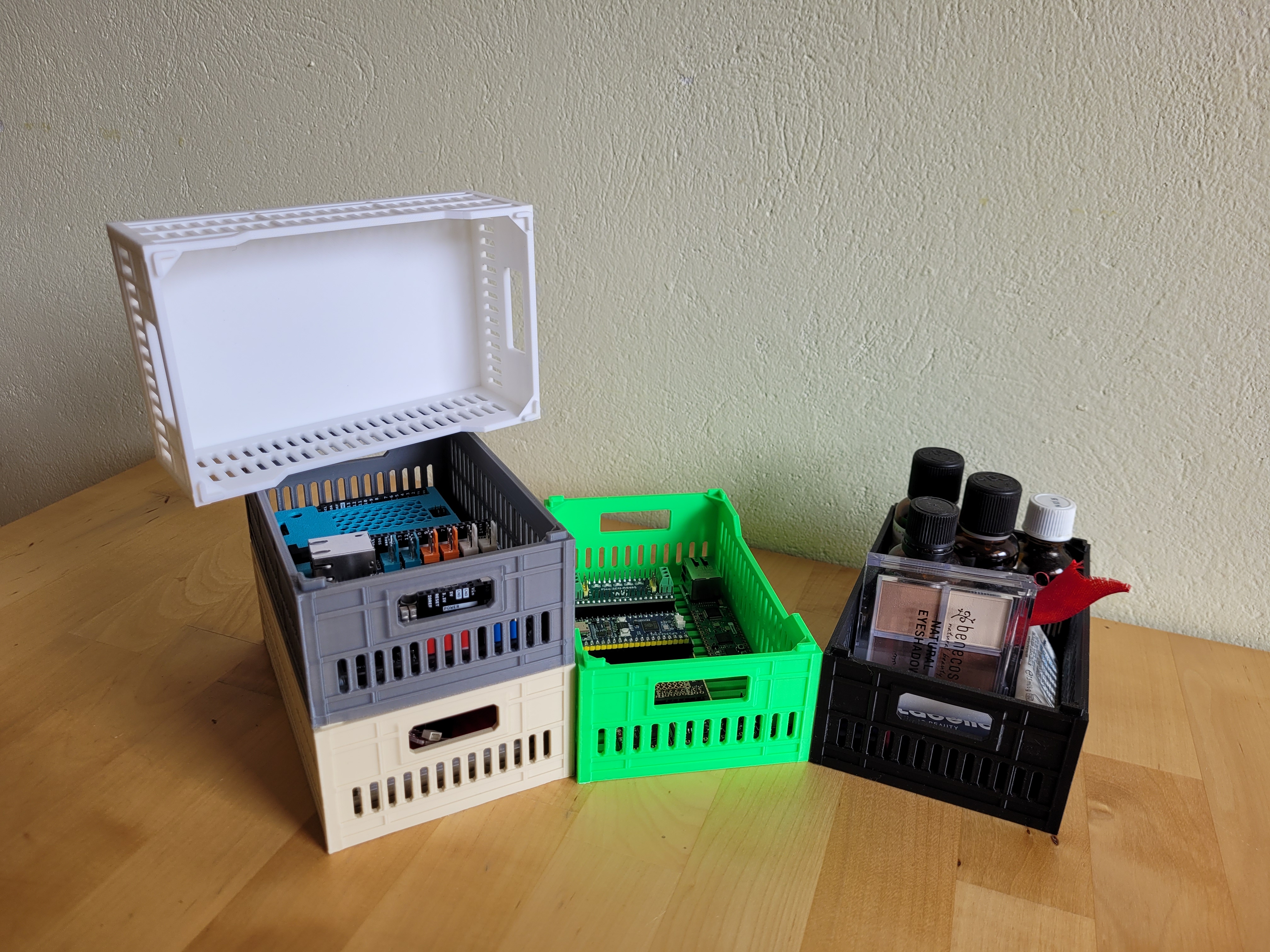 Stackable crate + lid + variants