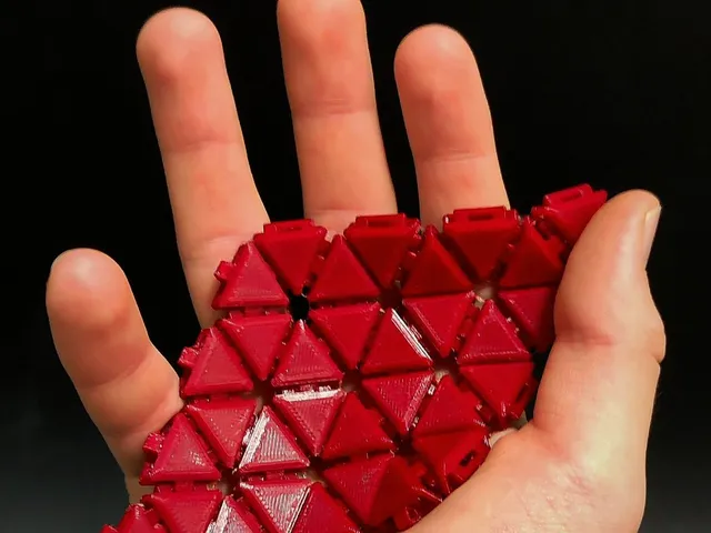 Triangular chainmail like fabric