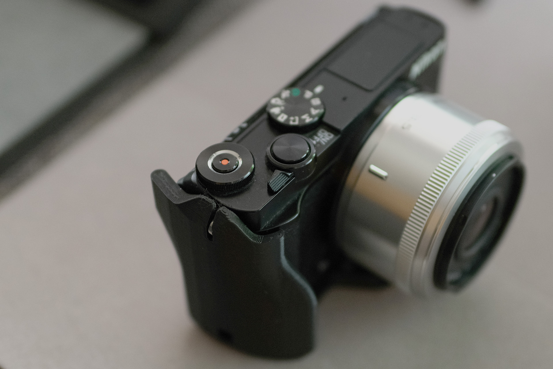 Low Profile Grip + Tripod Plate for Nikon 1 J5 [UPDATED 4 15 26] 3D model