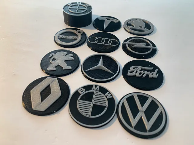 Adapter for vinyl single records with multiple changable car brand logo