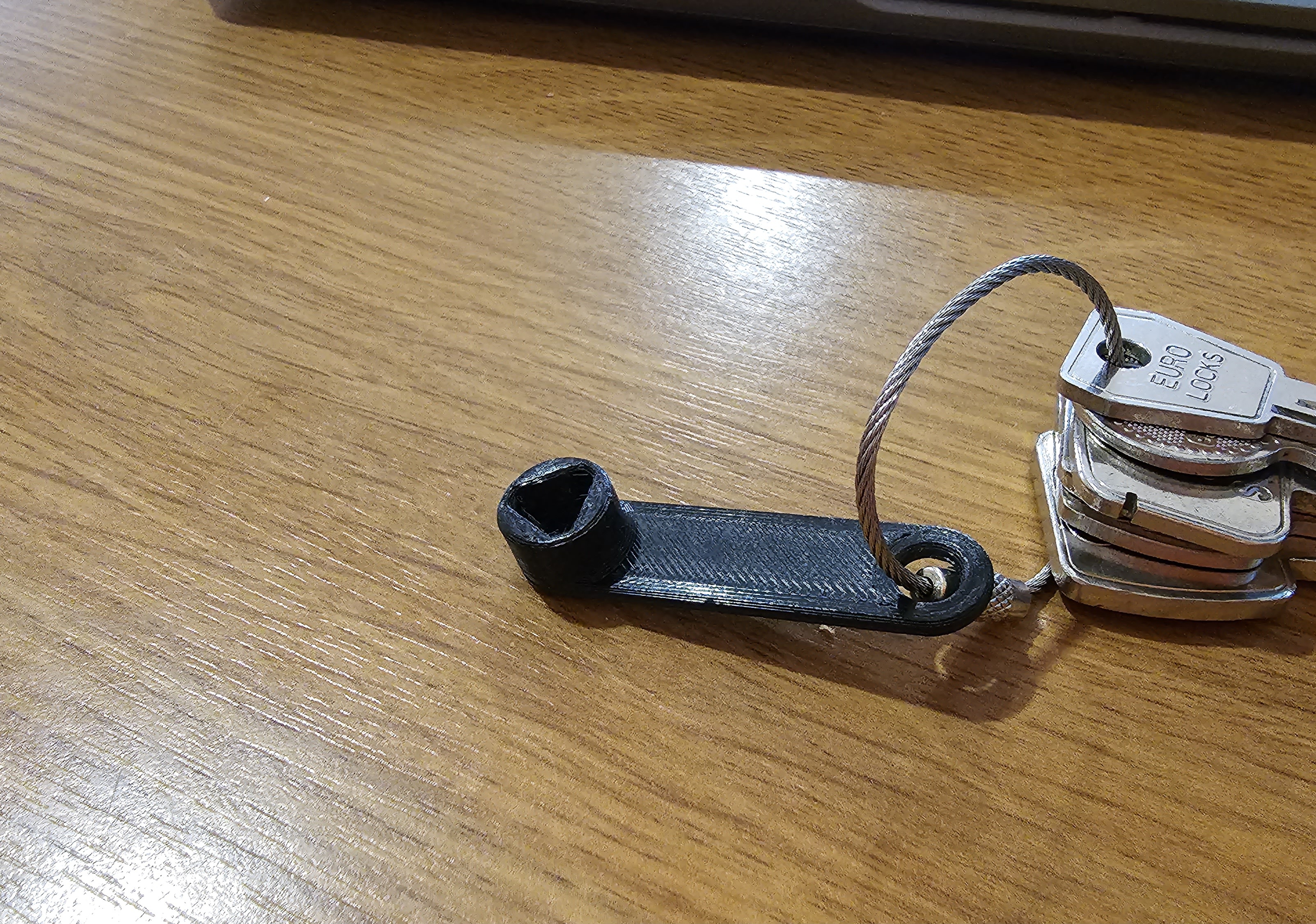 Low-profile gas meter box / triangle key