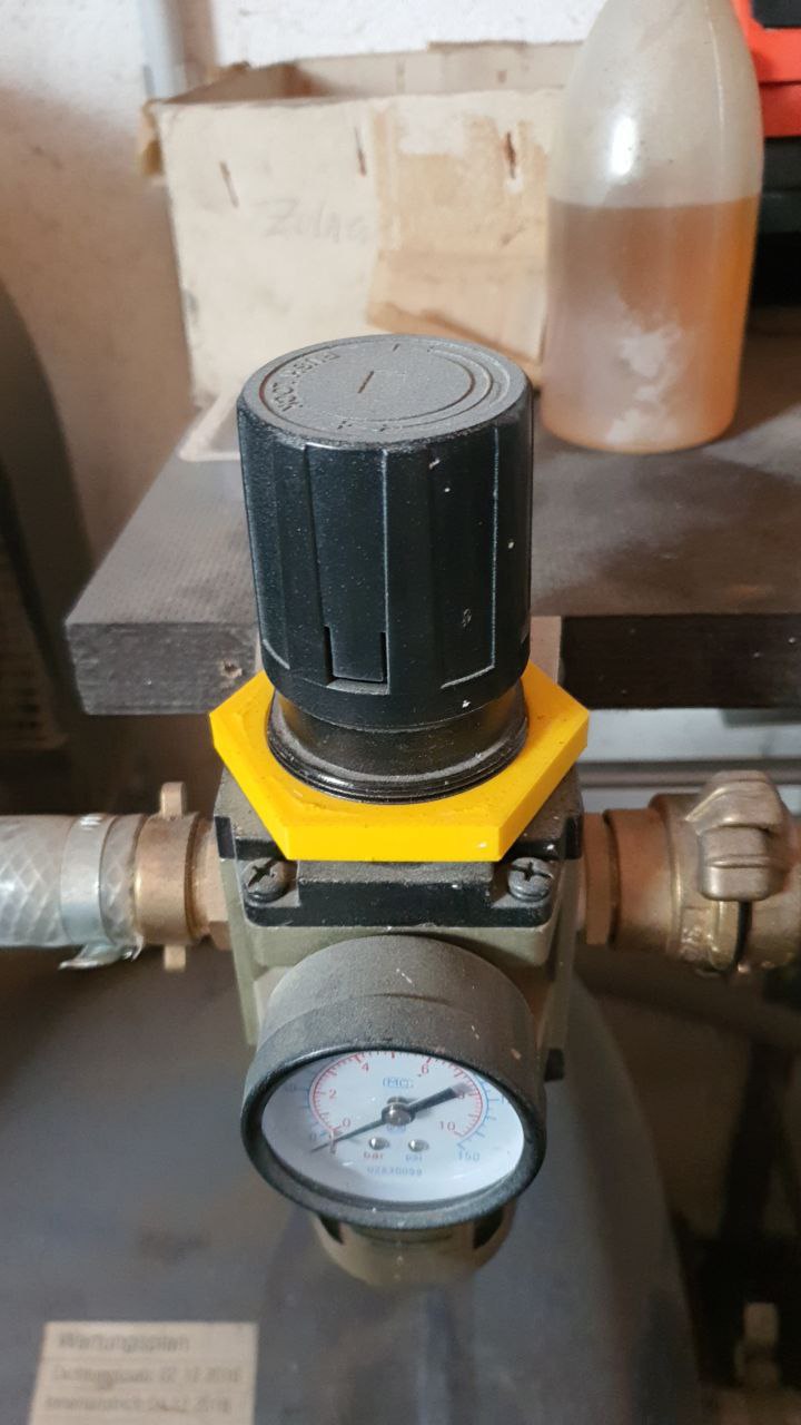 Union nut for water separator / pressure regulator compressed air