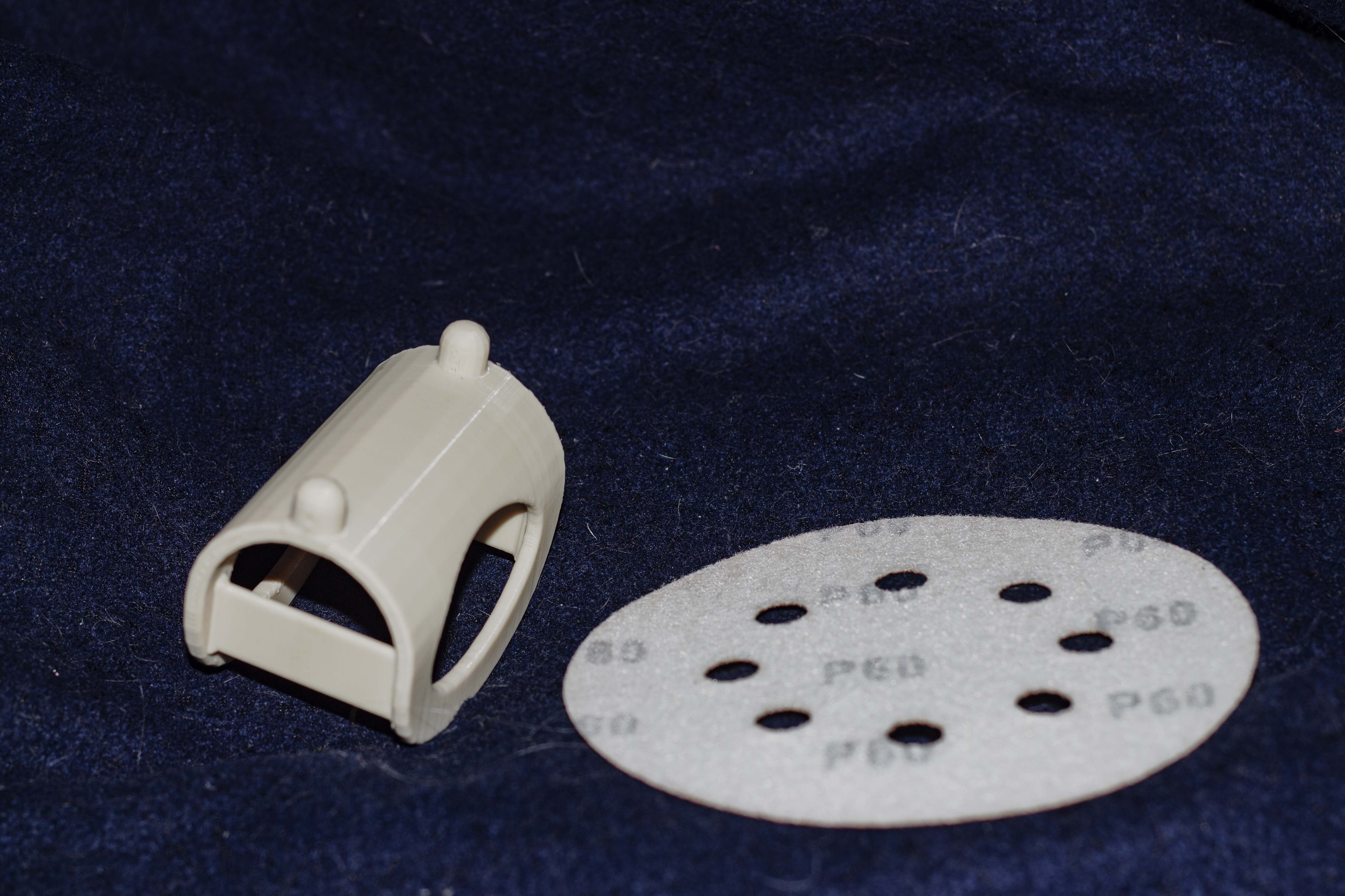 The abrasive adapter on a basic plate of the grinding machine