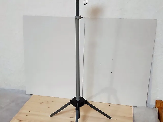 Slim, lightweight tripod for small digital cameras