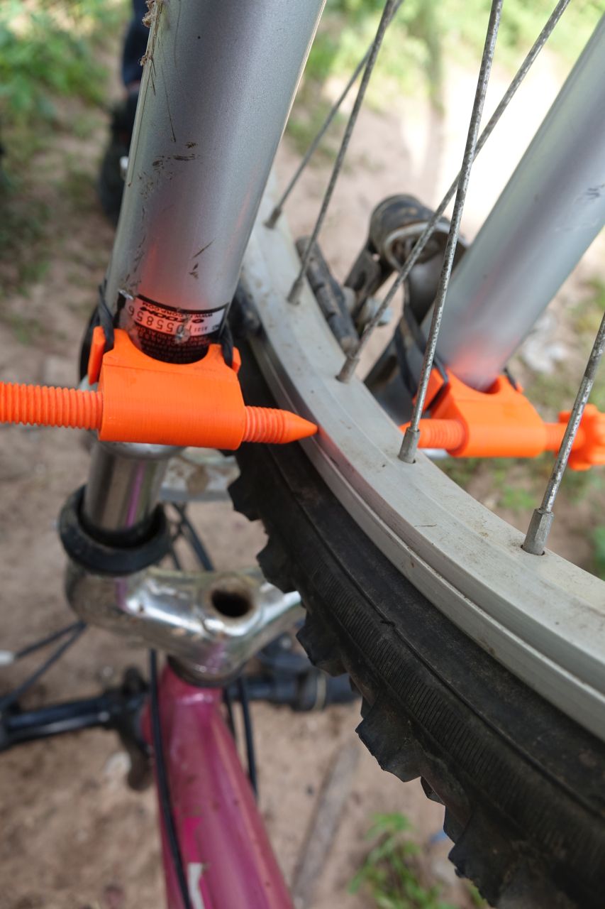 Bike wheel truing tool