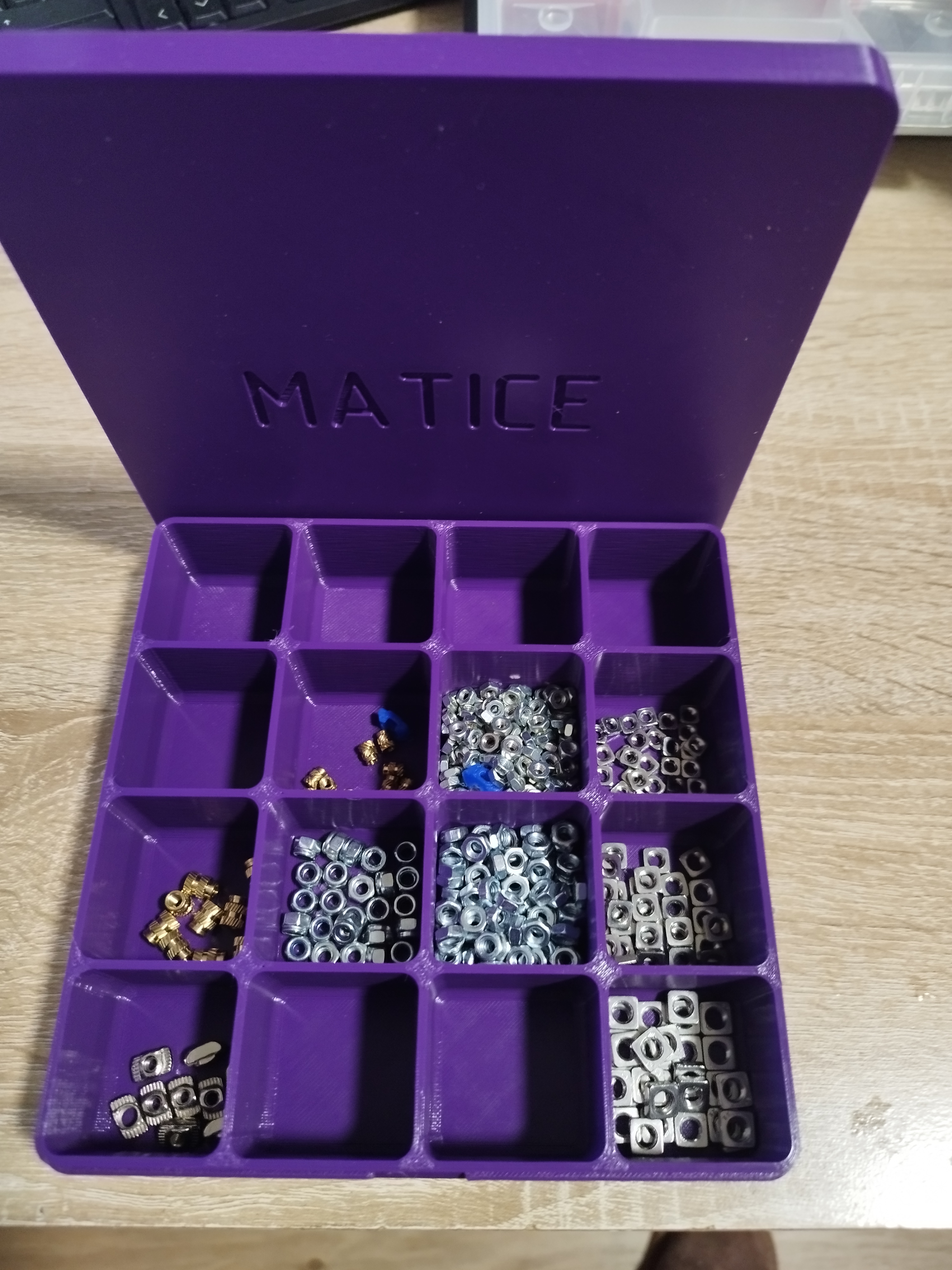 Krabička na matice