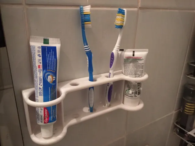 Полка для зубных щеток и тюбиков пасты. (shelf for toothbrushes and tubes of paste)