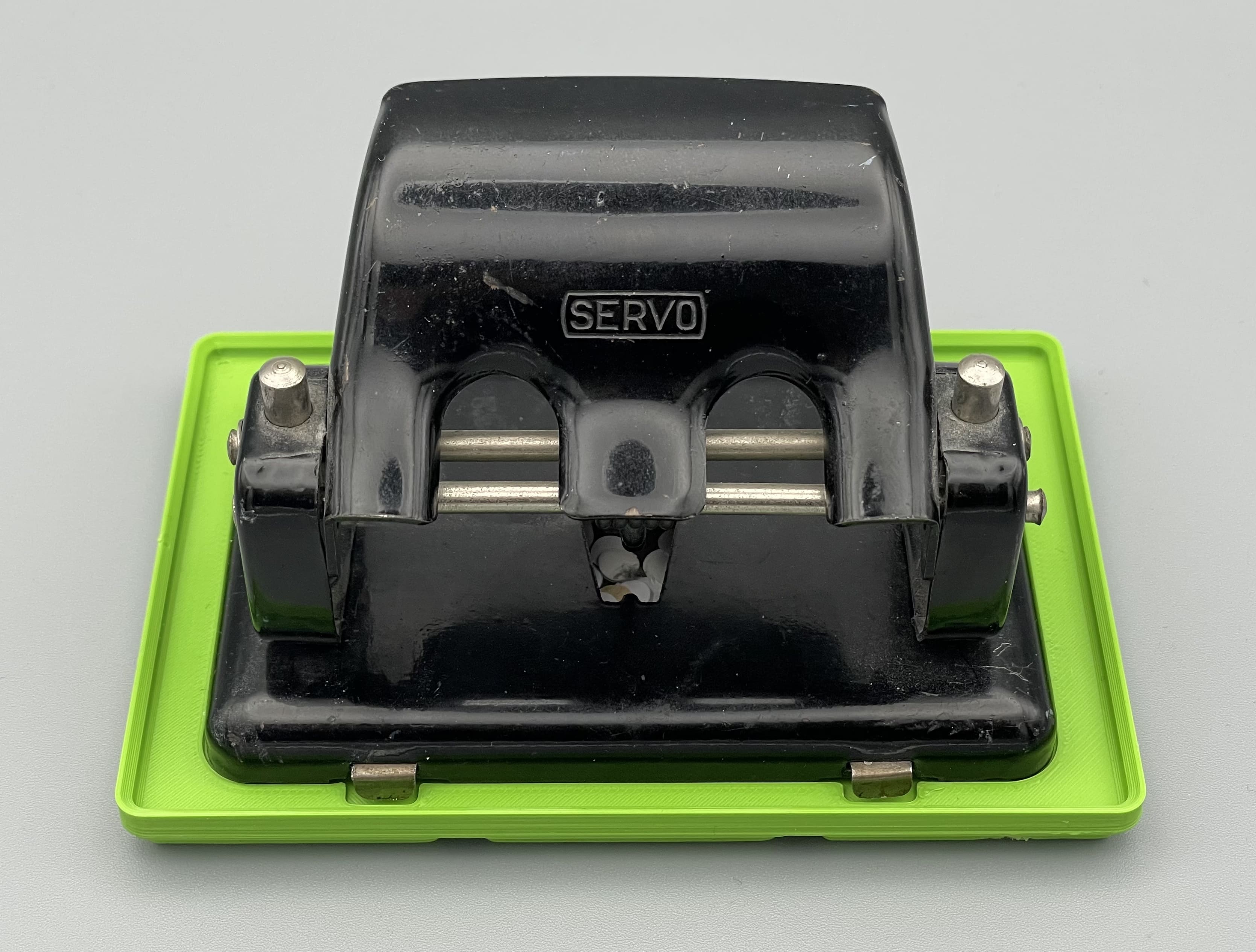 Gridfinity bin for vintage SERVO Hole Punch (A4 Locher)