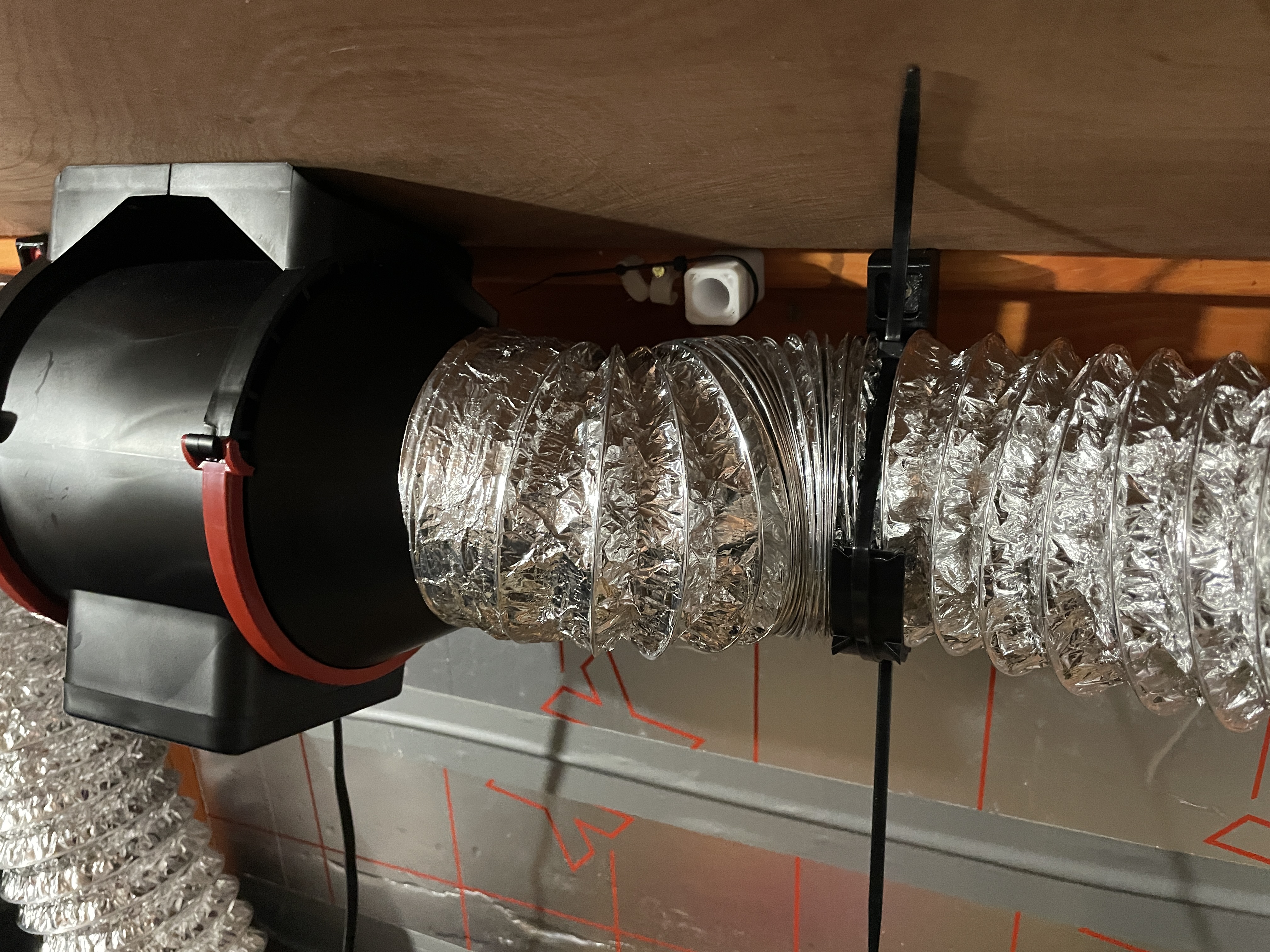 Aluminium flexible ducting wall mount