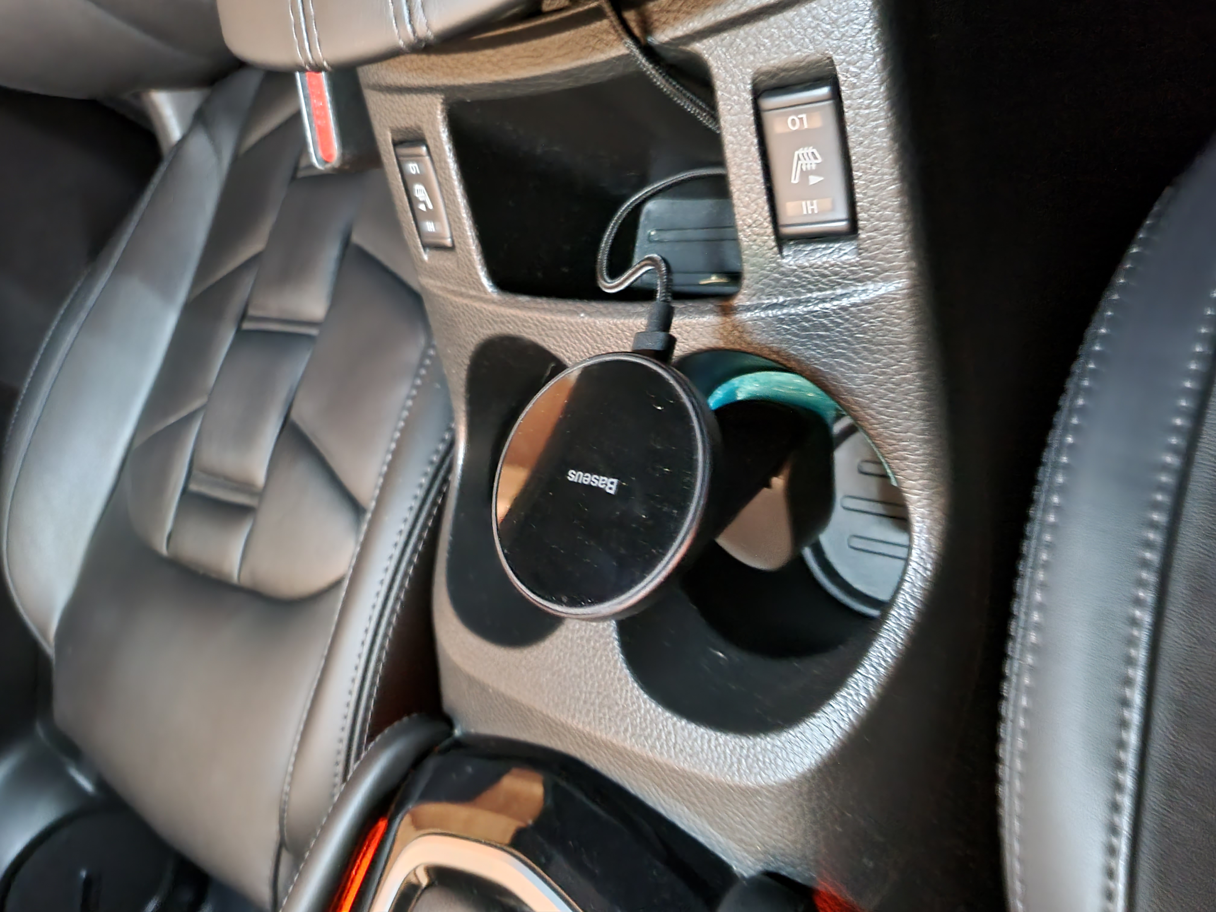 Baseus Qi charger Qashqai mount