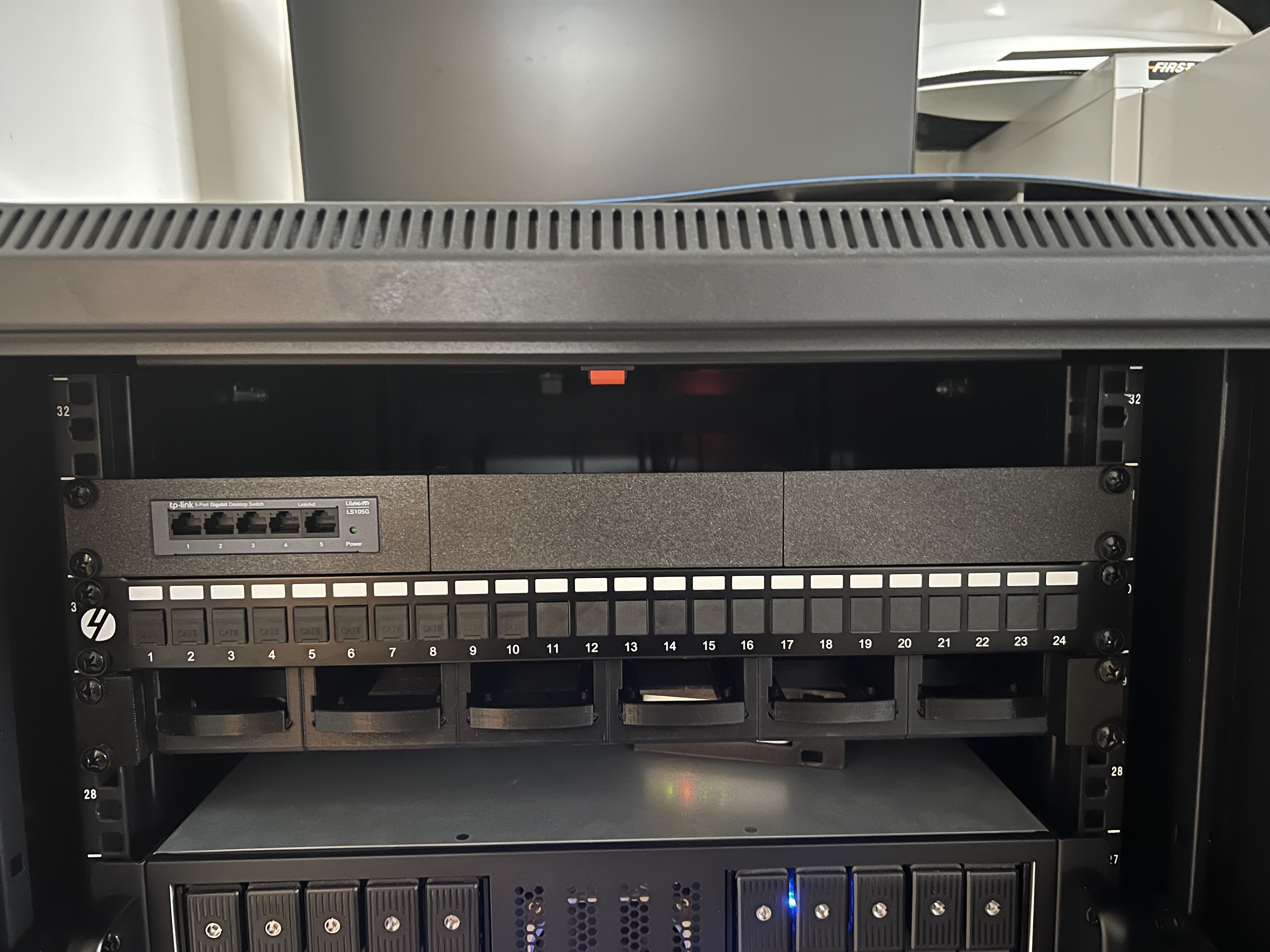 Miniatura 6 do modelo 3D Rack mount network switch bracket
