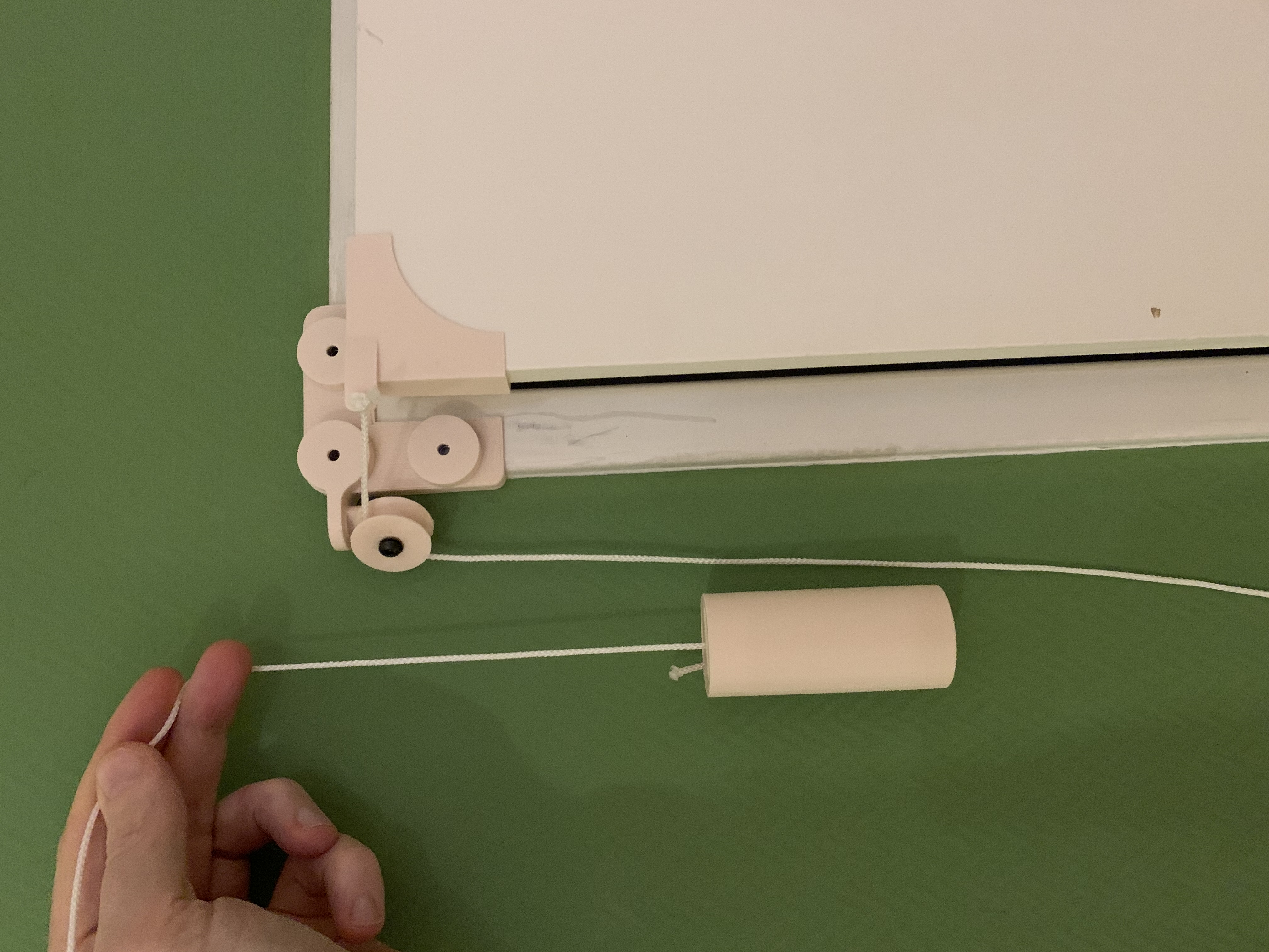 weight based automatic door closing mechanism