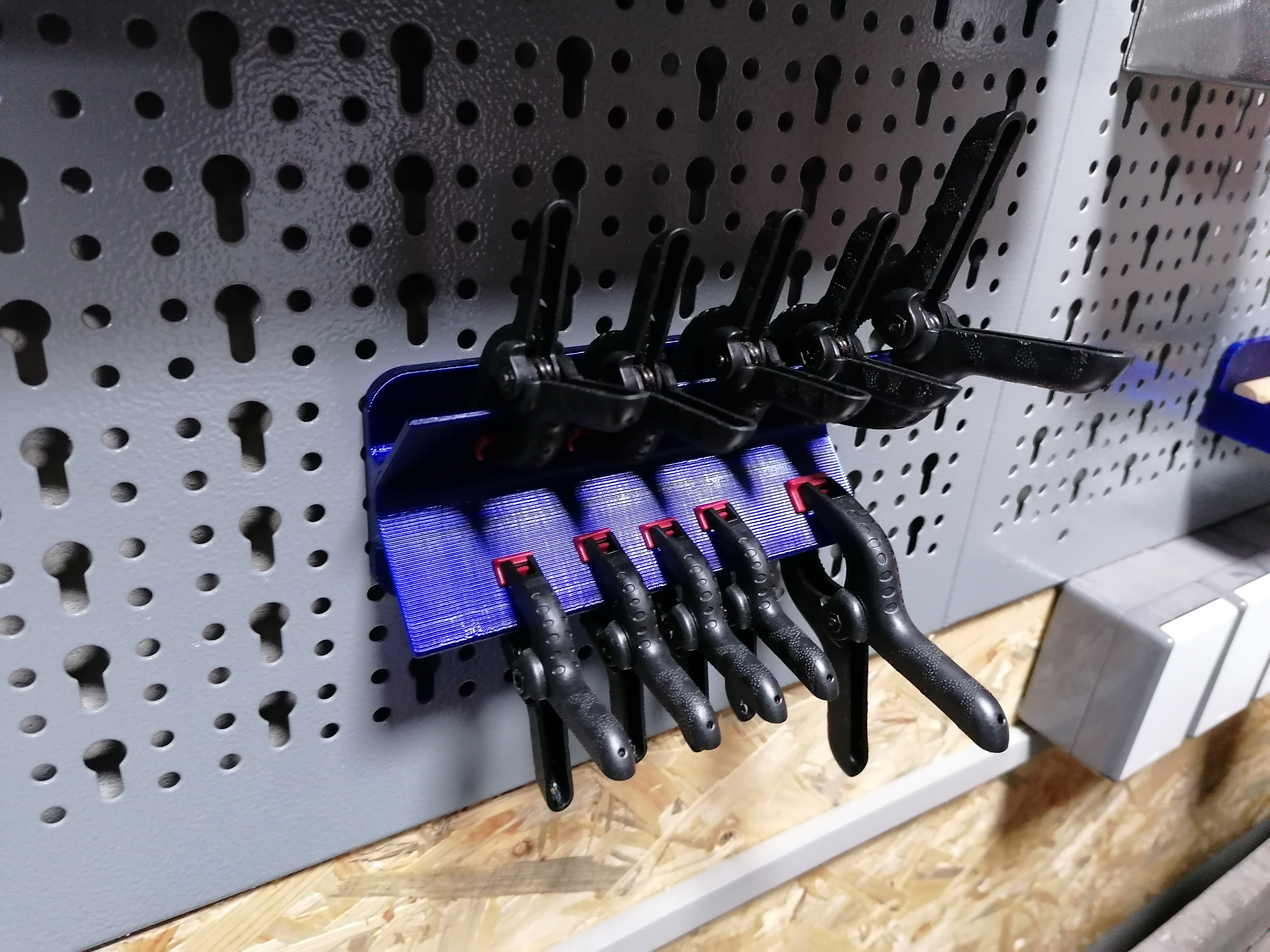 Držák pérových svěrek pro děrovanou stěnu Mars Svratka - pegboard