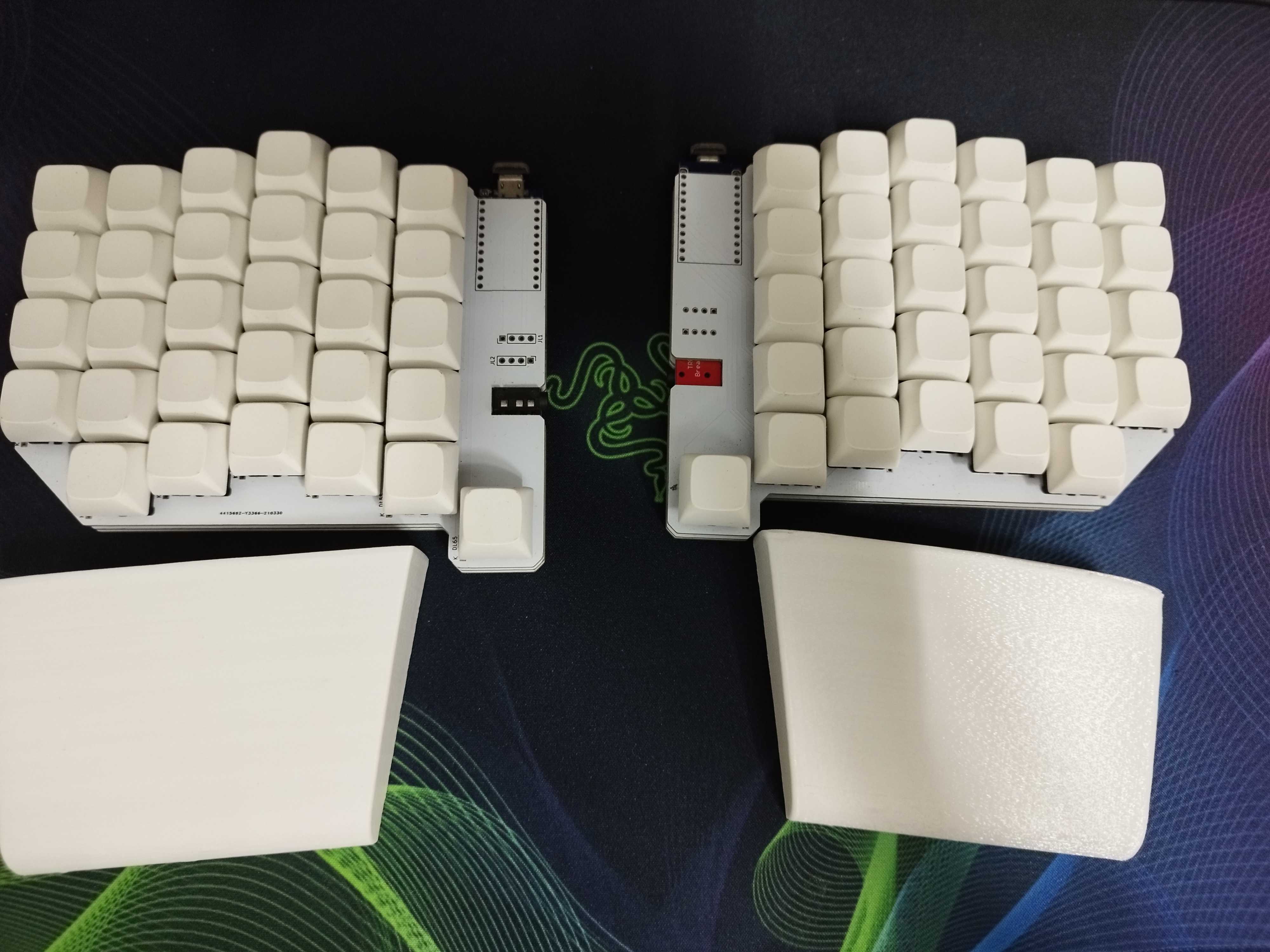 Curved wrist rest for split keyboard