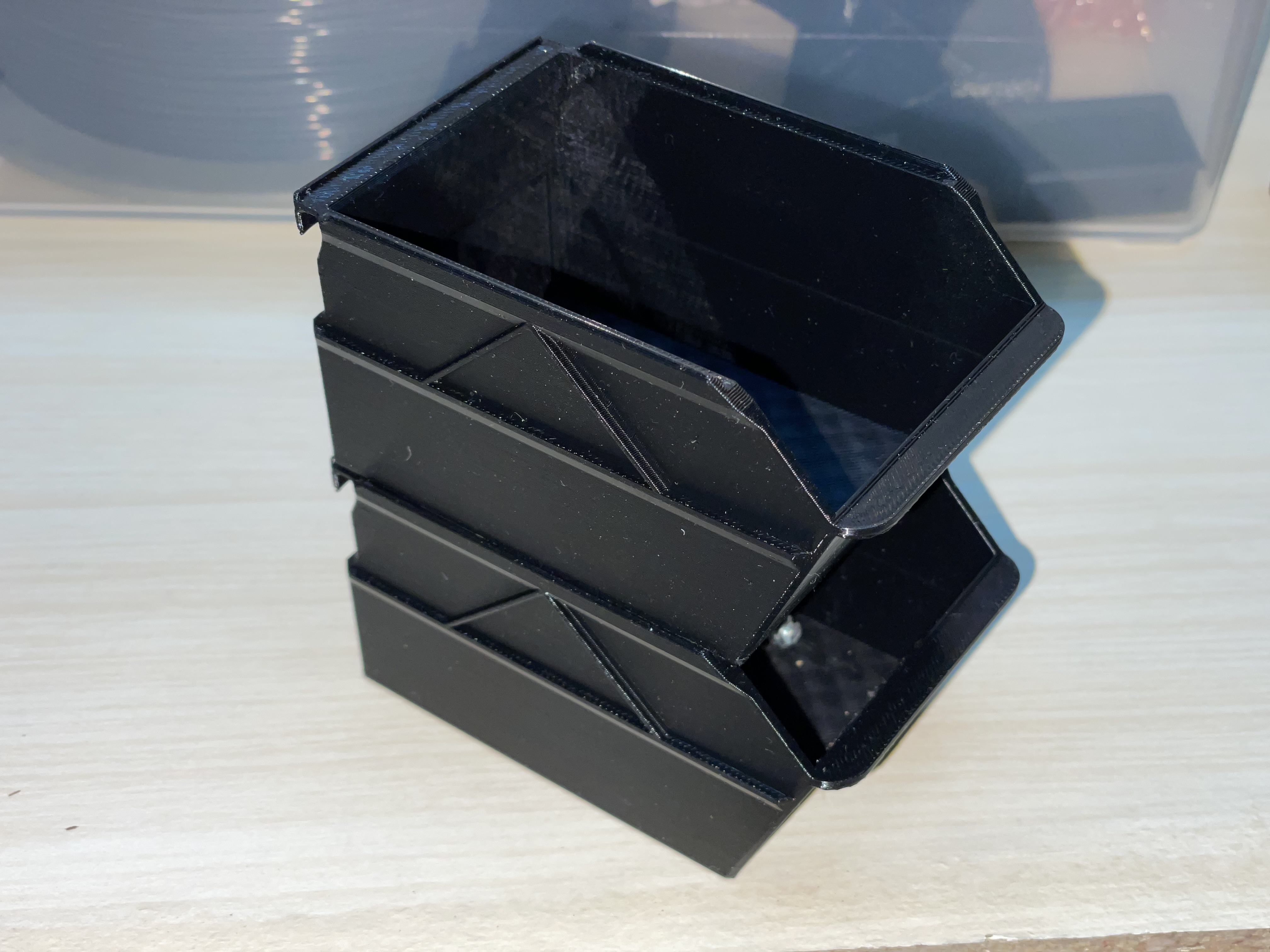 Aufbewahrungs Kontainer mit Wandhalterung, Stapelbar / Storage container with wall bracket, stackable