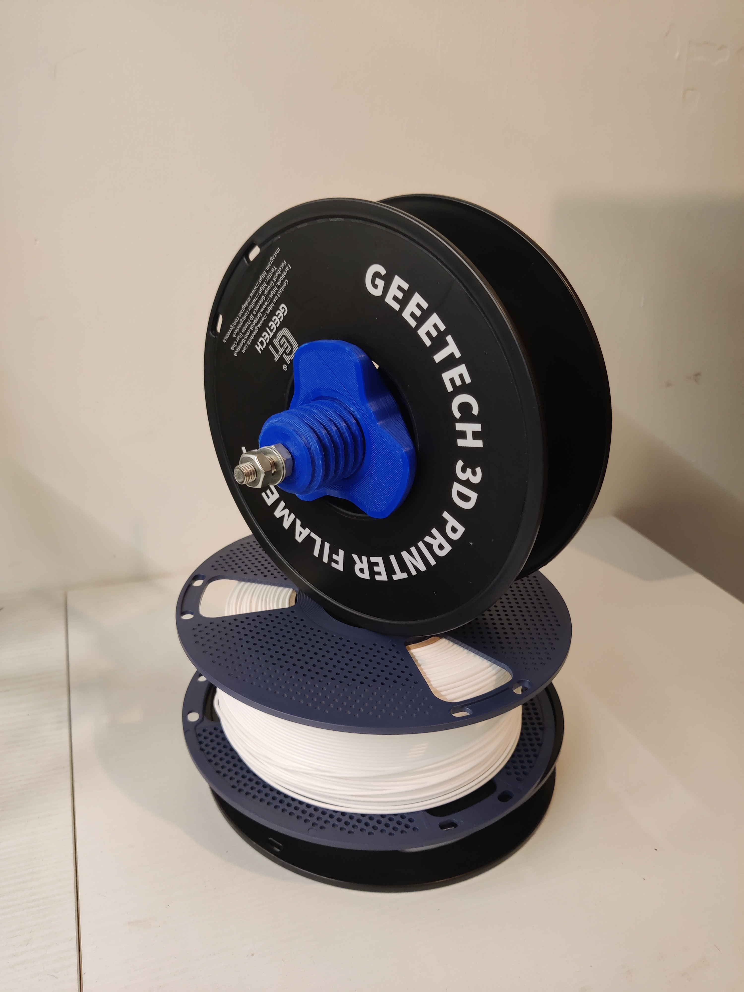Universal spool holder with locking thread — thumbnail 6
