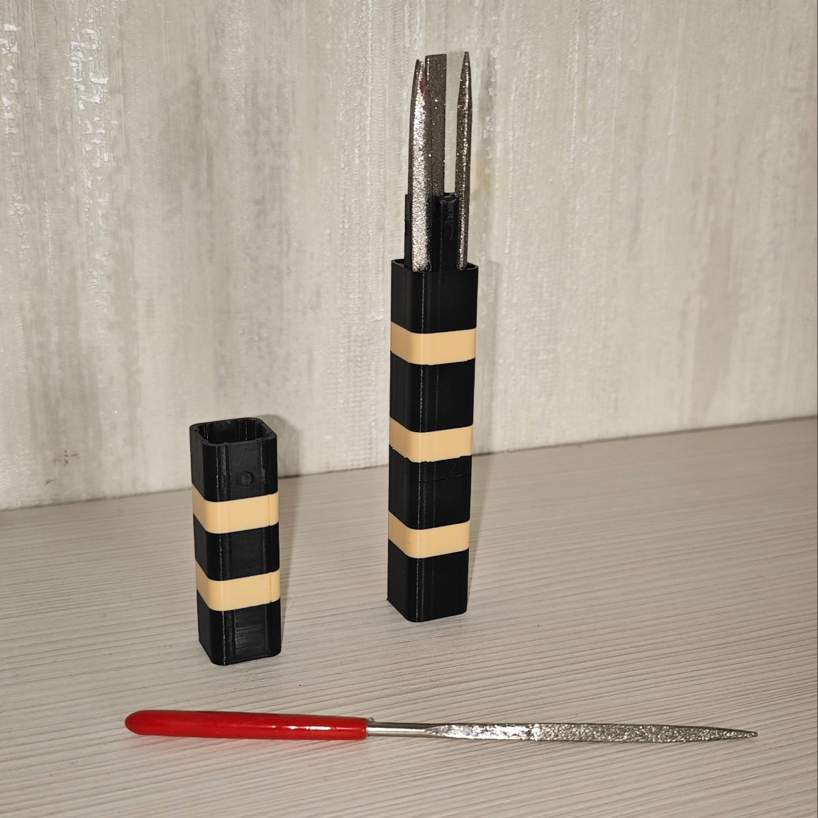Compact case for needle files