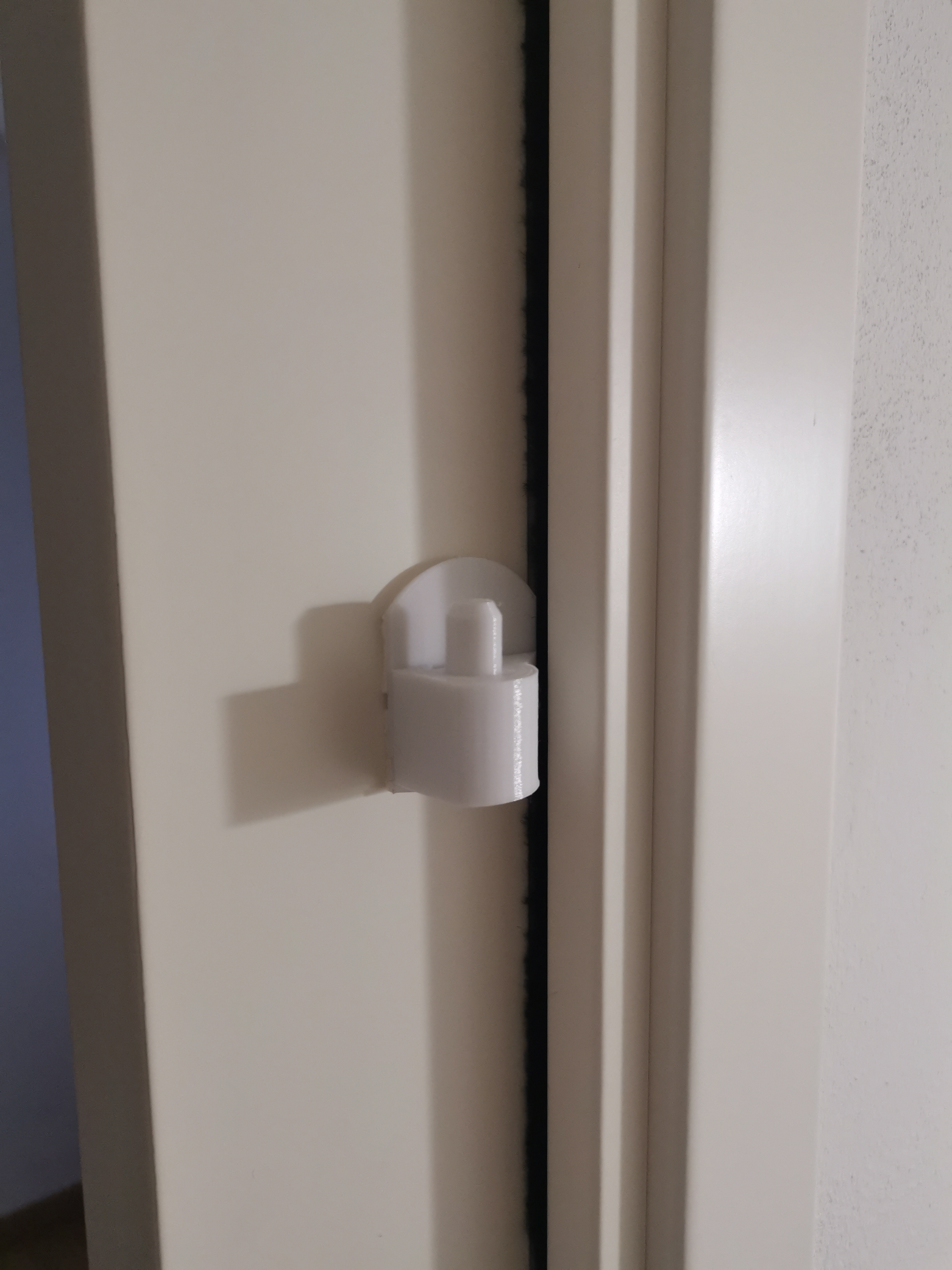 Adjustable latch for sliding door