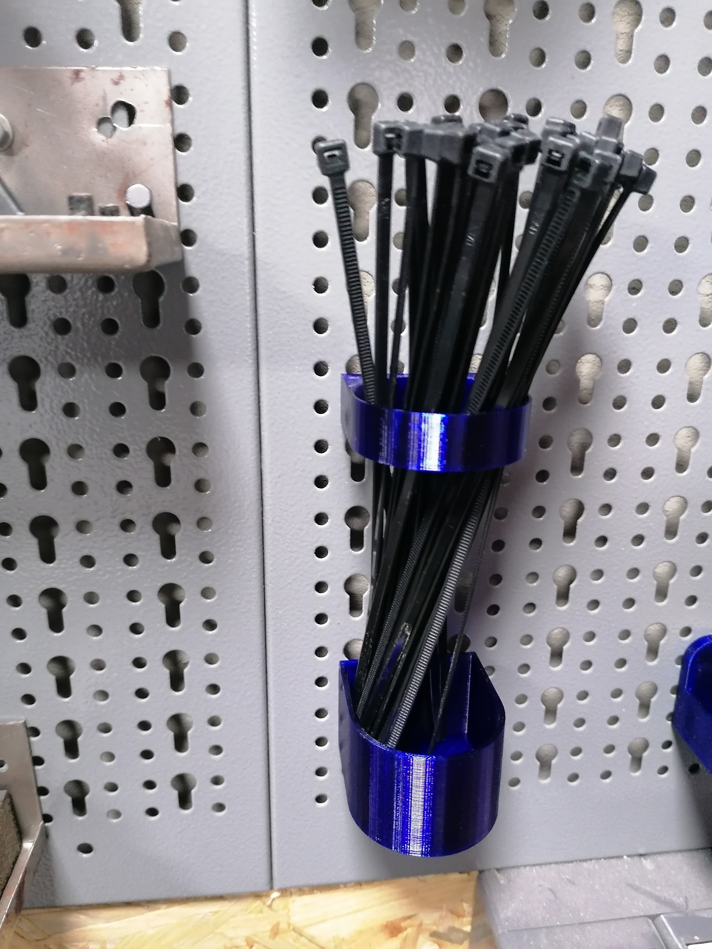 Držák stahovacích pásek průměr 50 mm pro děrovanou stěnu Mars Svratka - pegboard