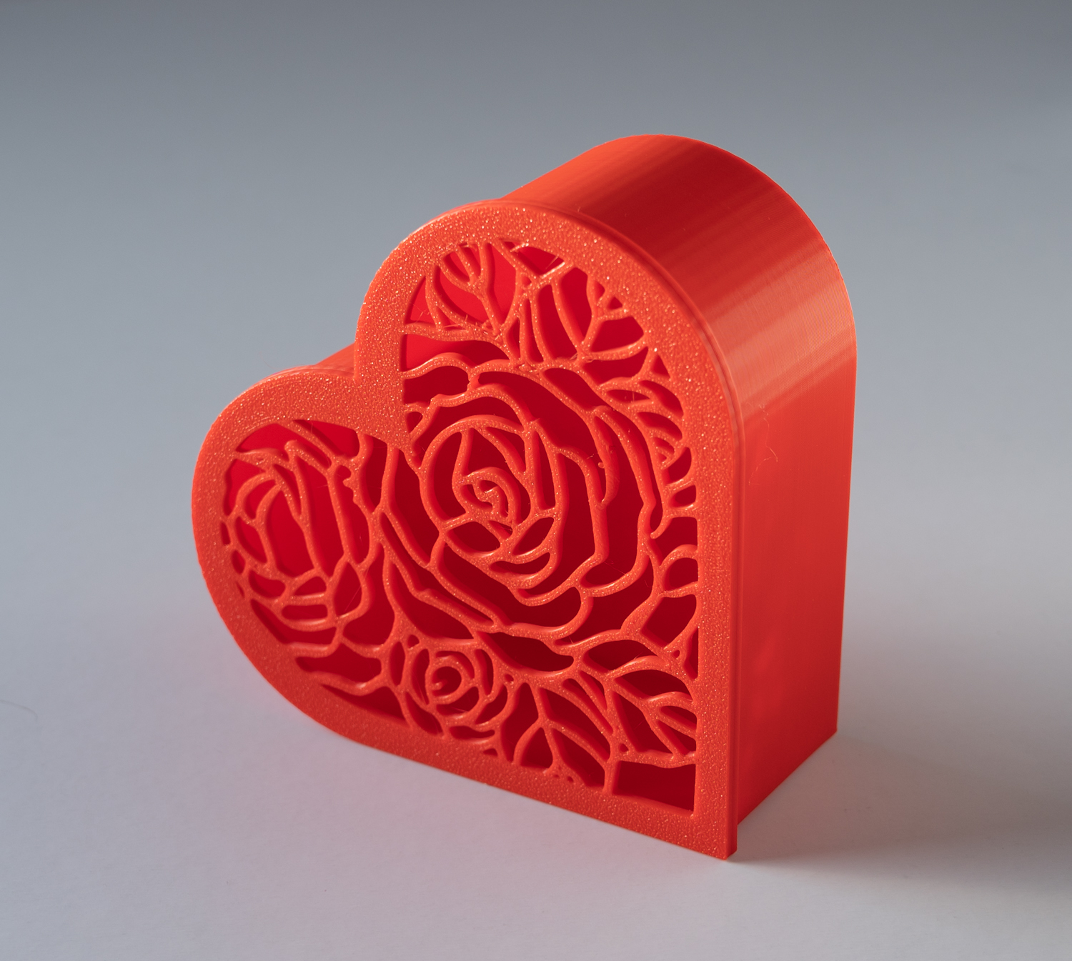 Heart shaped gift box with rose cutout by Tusha Download free STL