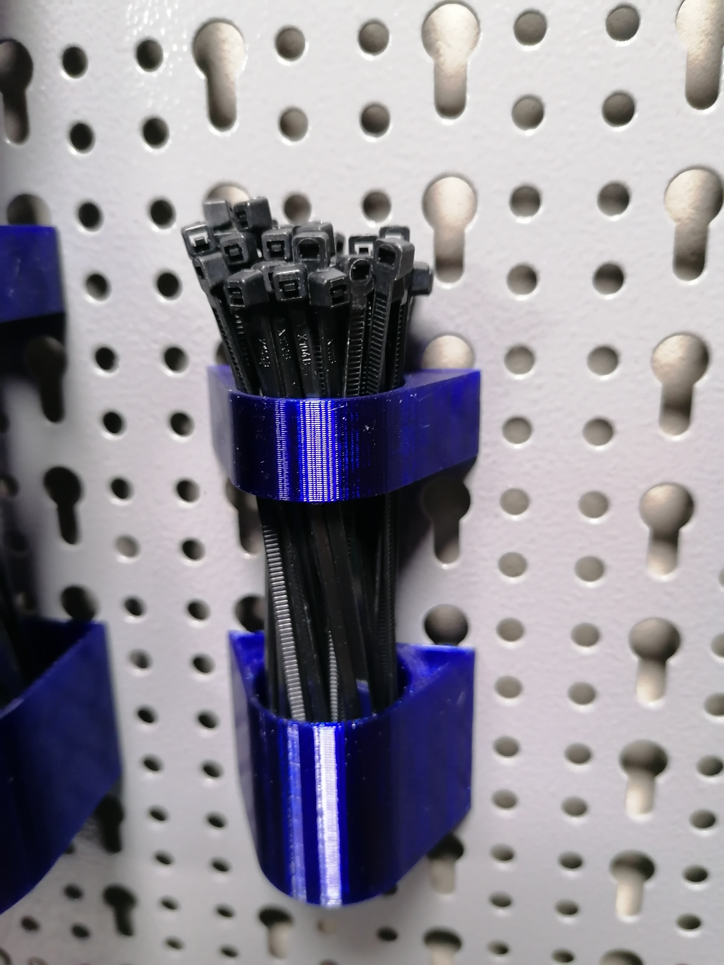 Držák stahovacích pásek průměr 30 mm pro děrovanou stěnu Mars Svratka - pegboard