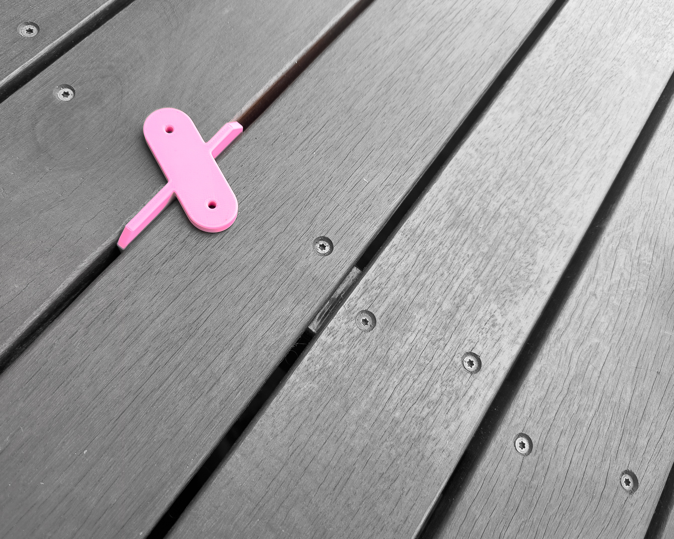 DECKING SPACER AND SCREWING TEMPLATE