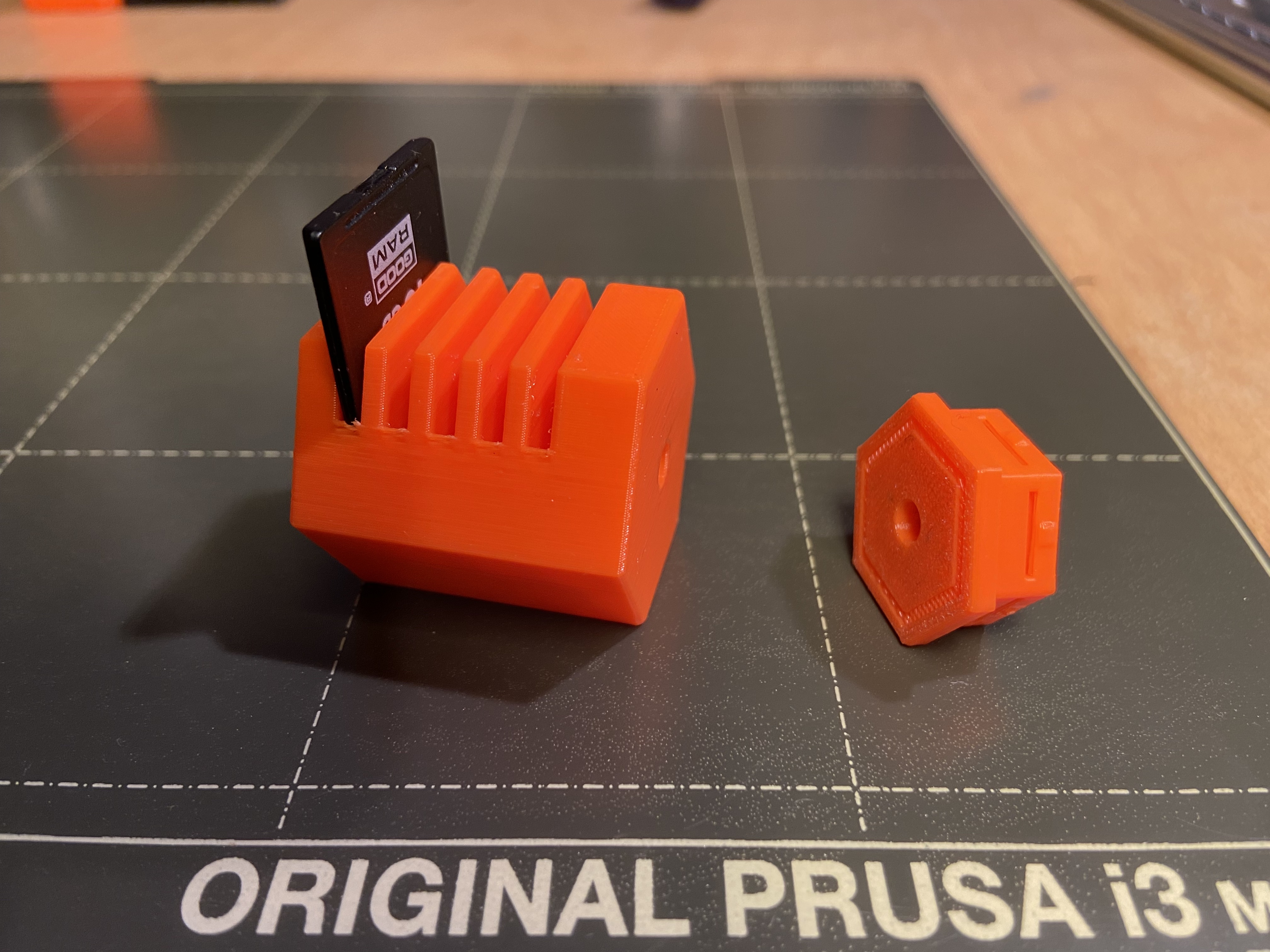 SD-card-holder for 3, 5 or 7 SD cards for Honeycomb storage wall