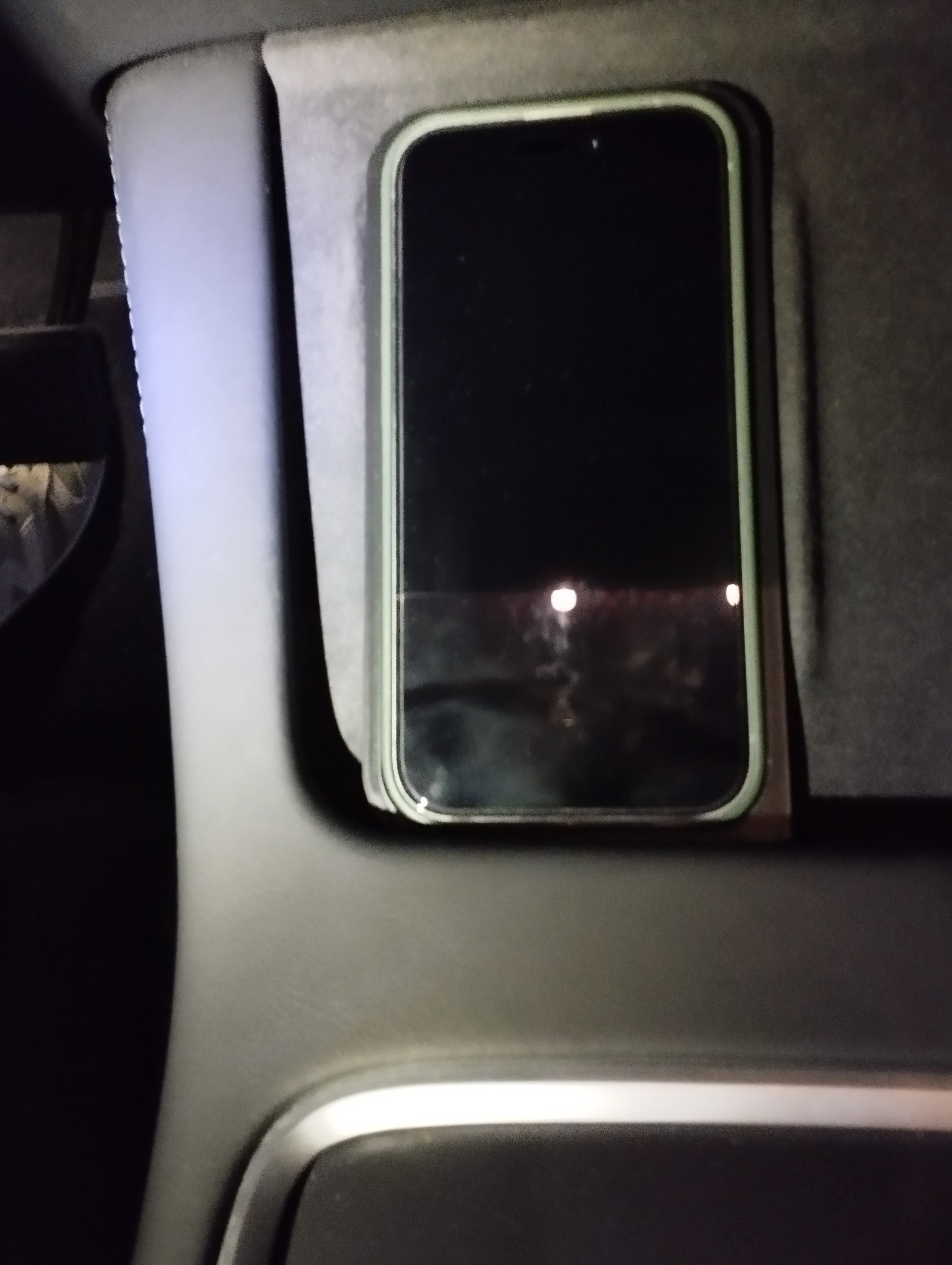 iPhone 15 mount for 2021 Tesla Model 3